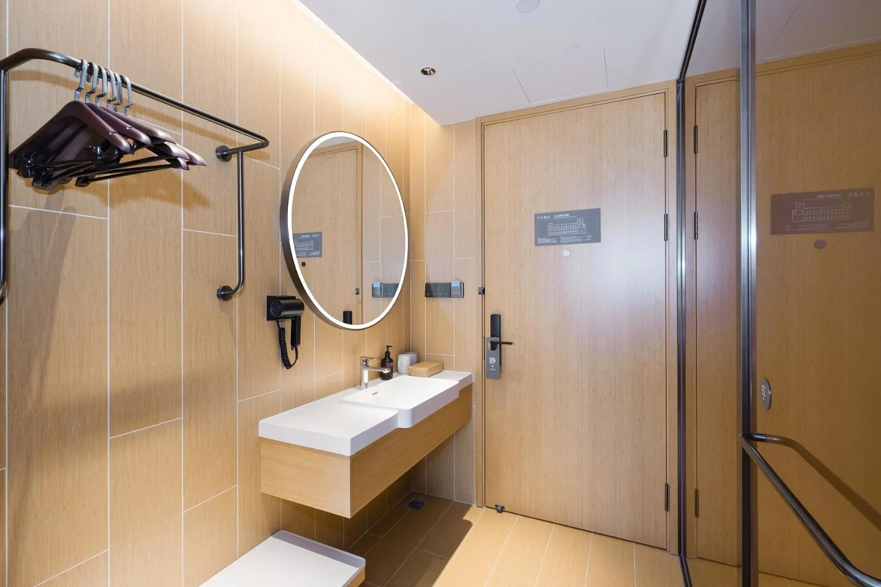 Property building in JI Hotel Shenzhen Convention & Exhibition Center Gangxia Subway Station