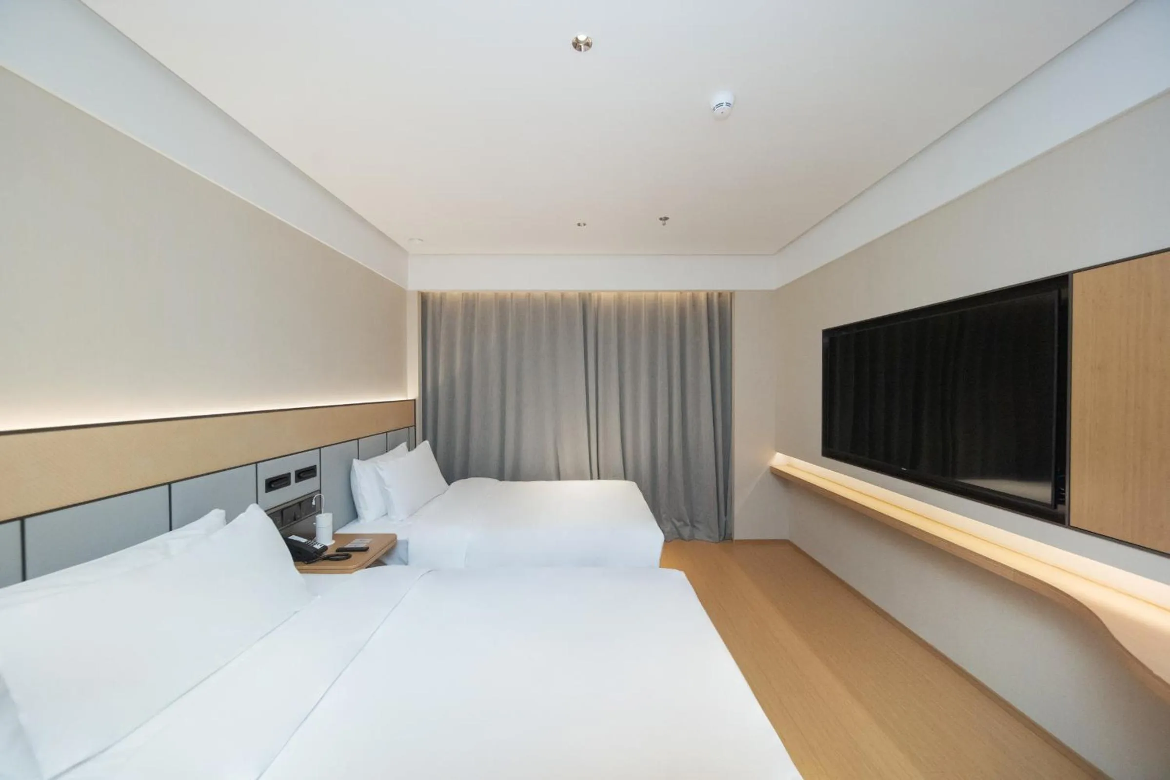 Bed in JI Hotel Shenzhen Convention & Exhibition Center Gangxia Subway Station