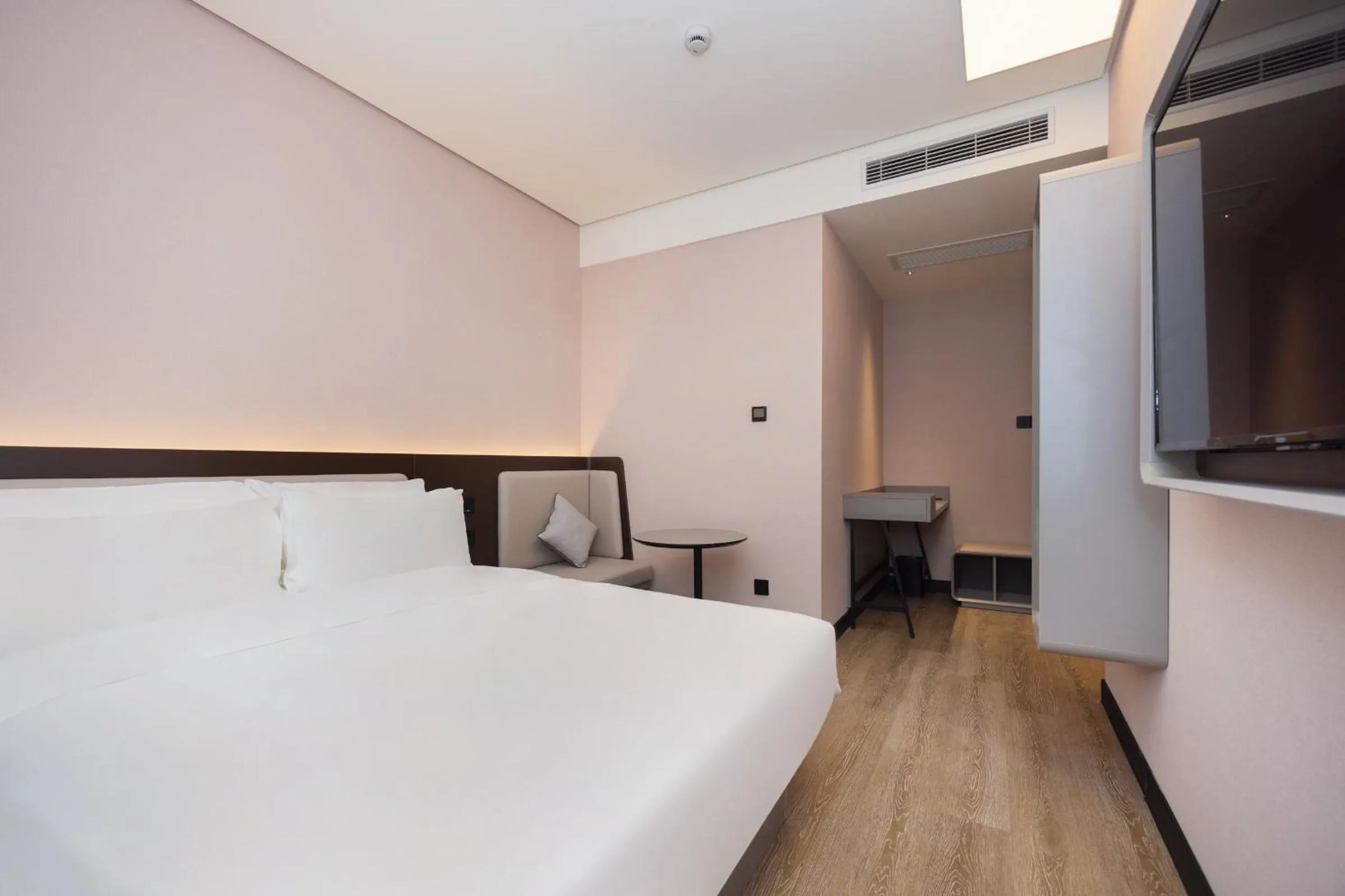 Photo of the whole room, Bed in Hanting Hotel Shanghai Yishan Road Center