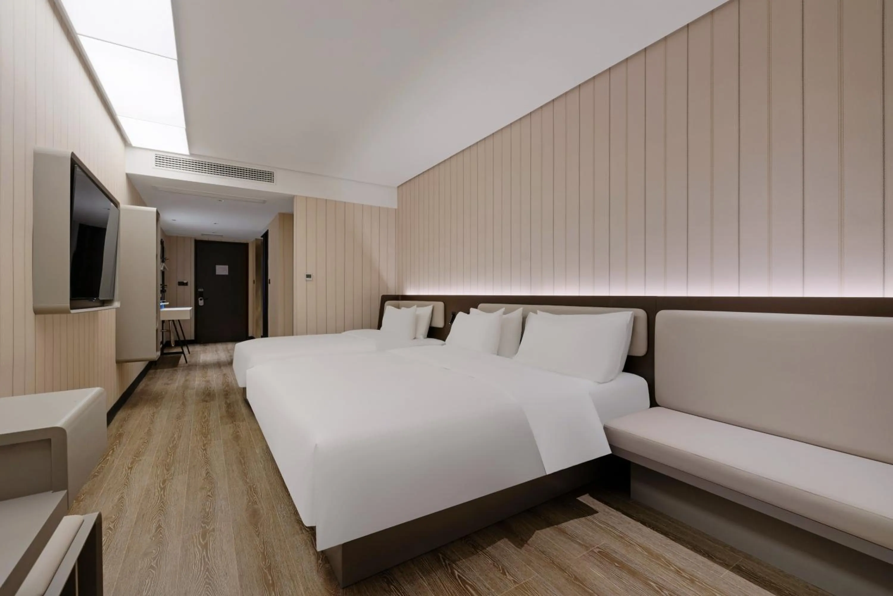 Photo of the whole room, Bed in Hanting Hotel Chongqing Lianglukou Caiyuanba