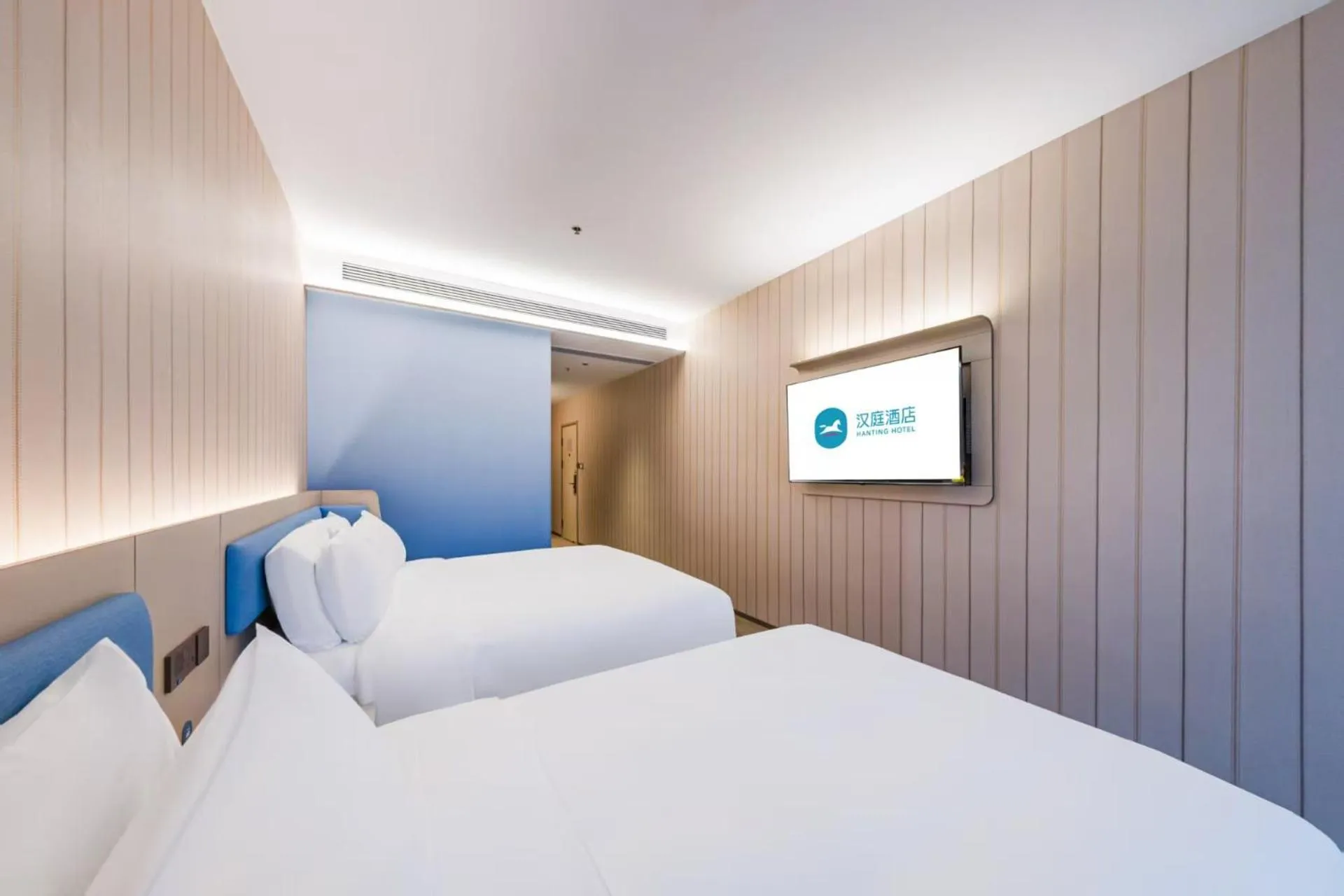 Photo of the whole room, Bed in Hanting Hotel Shanghai Pudong Airport Shixin Road