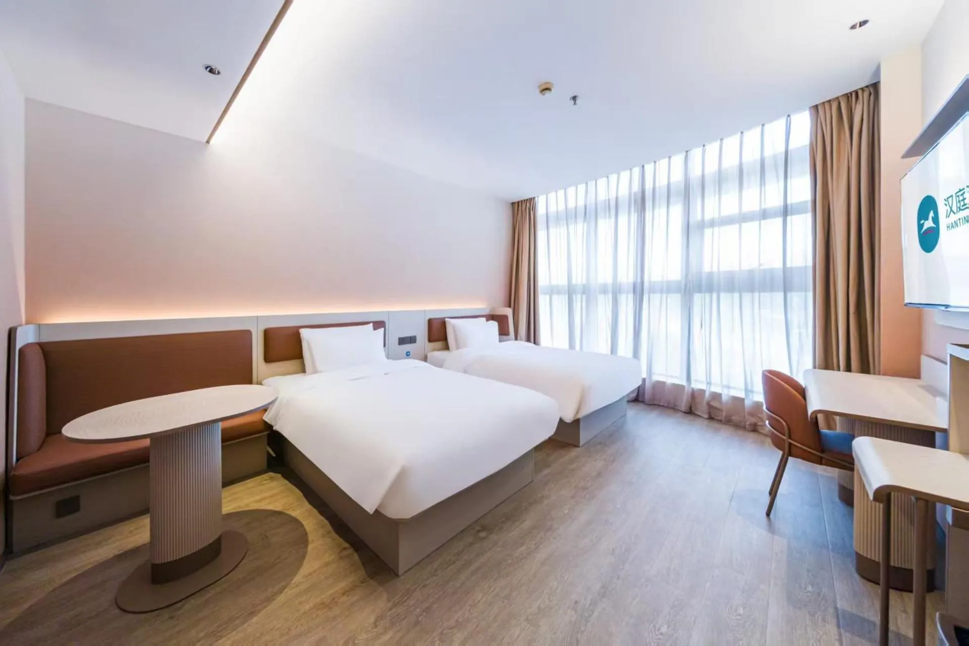 Photo of the whole room, Bed in Hanting Hotel Shanghai Pudong Airport Shixin Road