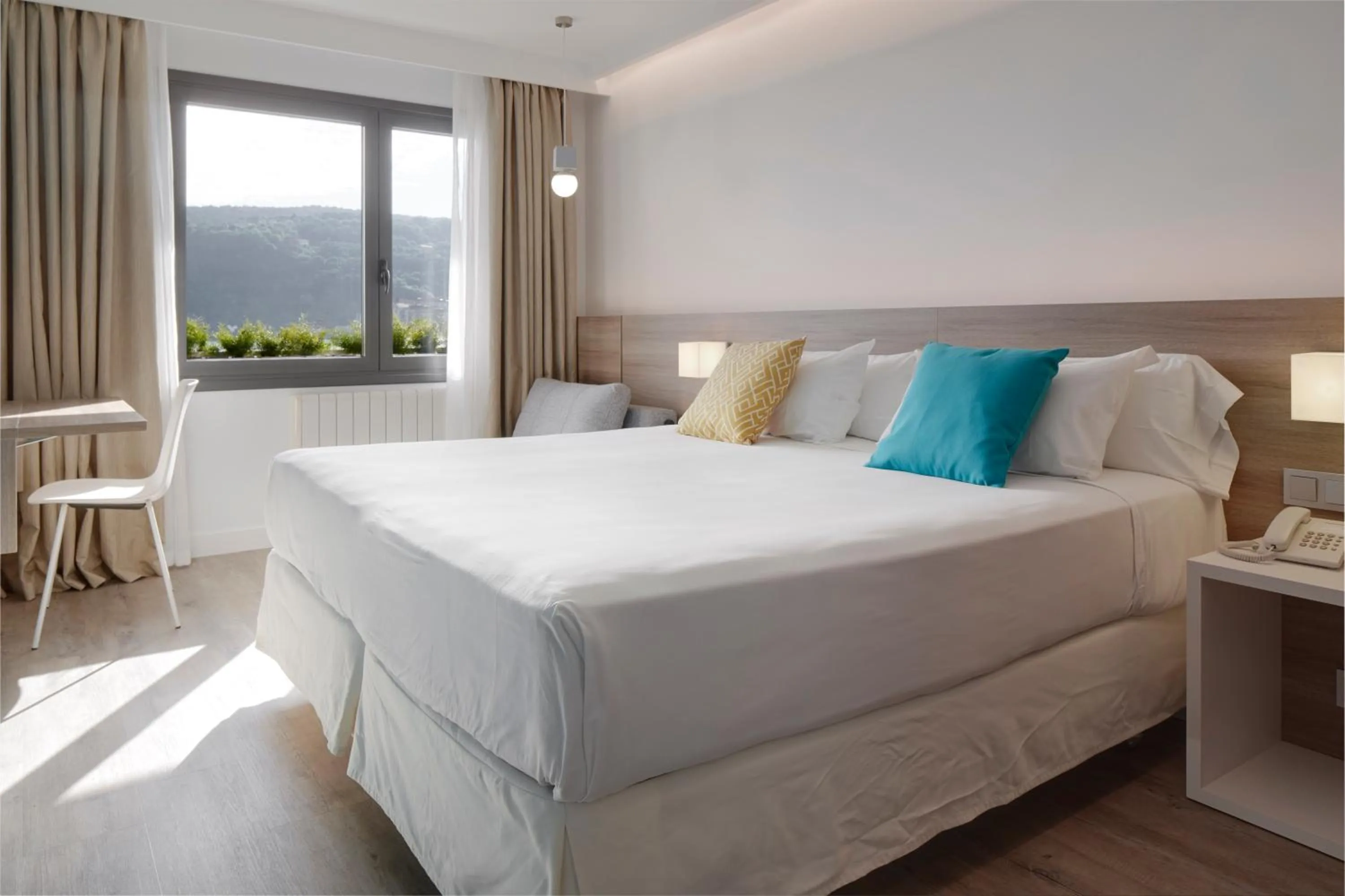 View (from property/room), Bed in Hotel Parma