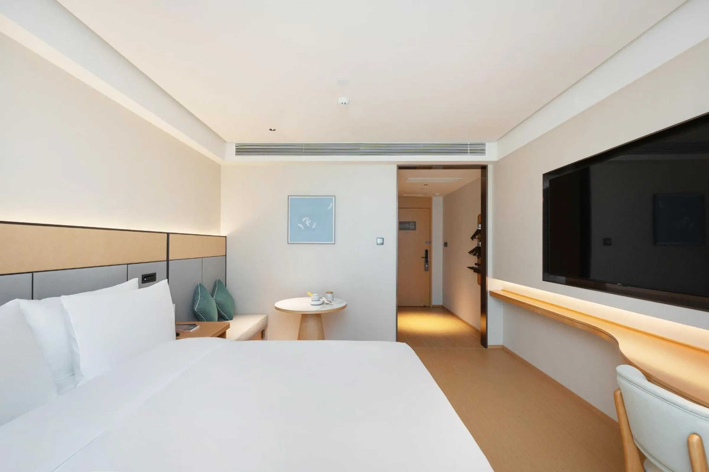 Photo of the whole room, Bed in JI Hotel Guangzhou Tianhe Park Subway Station