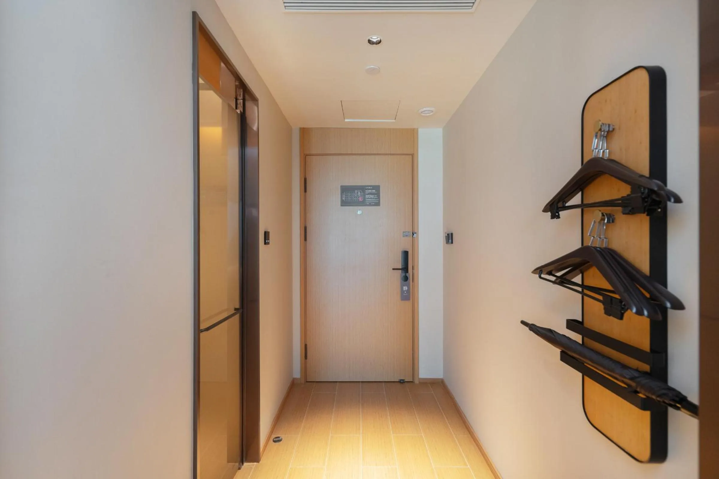 wardrobe in JI Hotel Guangzhou Tianhe Park Subway Station