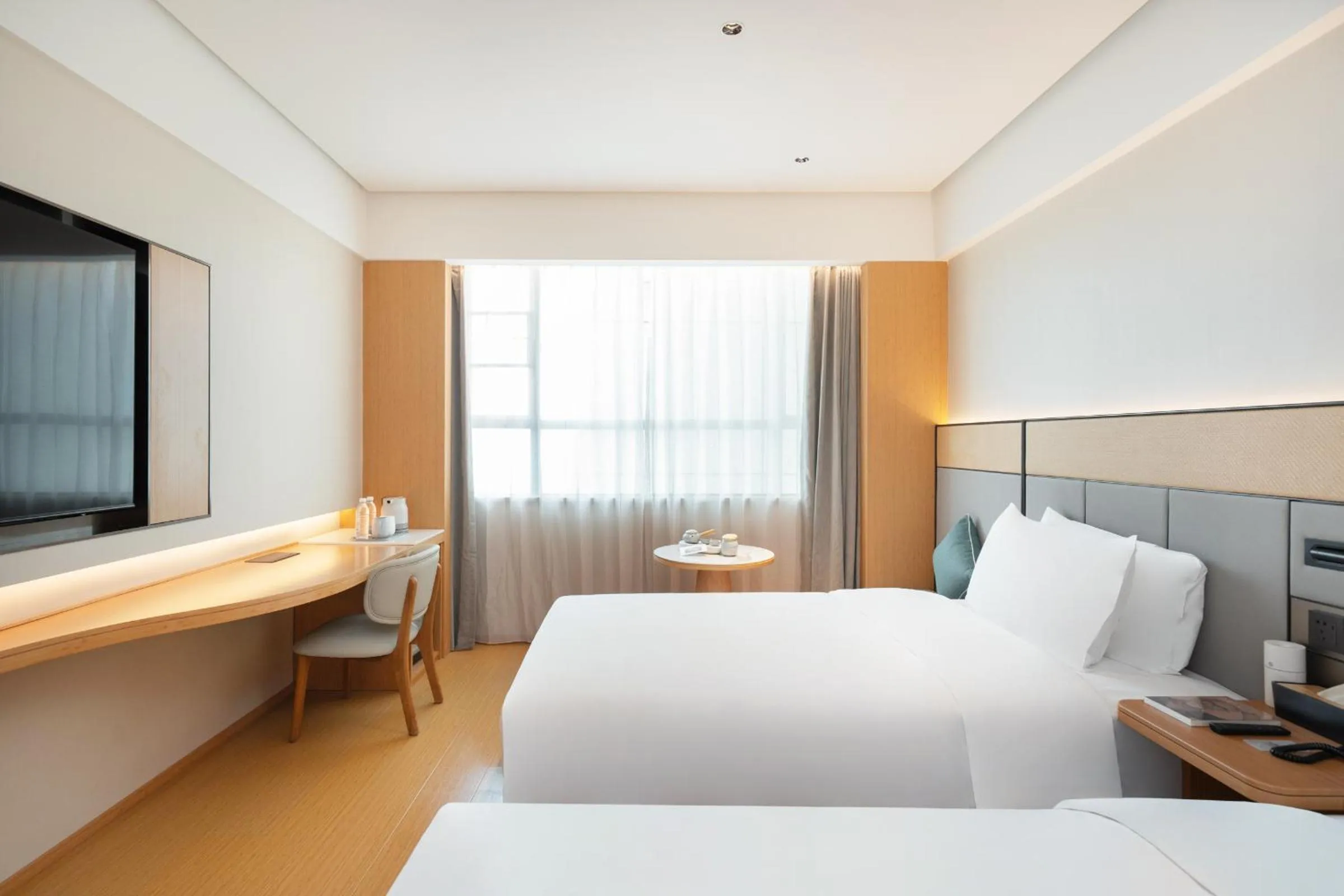 Photo of the whole room, Bed in JI Hotel Guangzhou Tianhe Park Subway Station