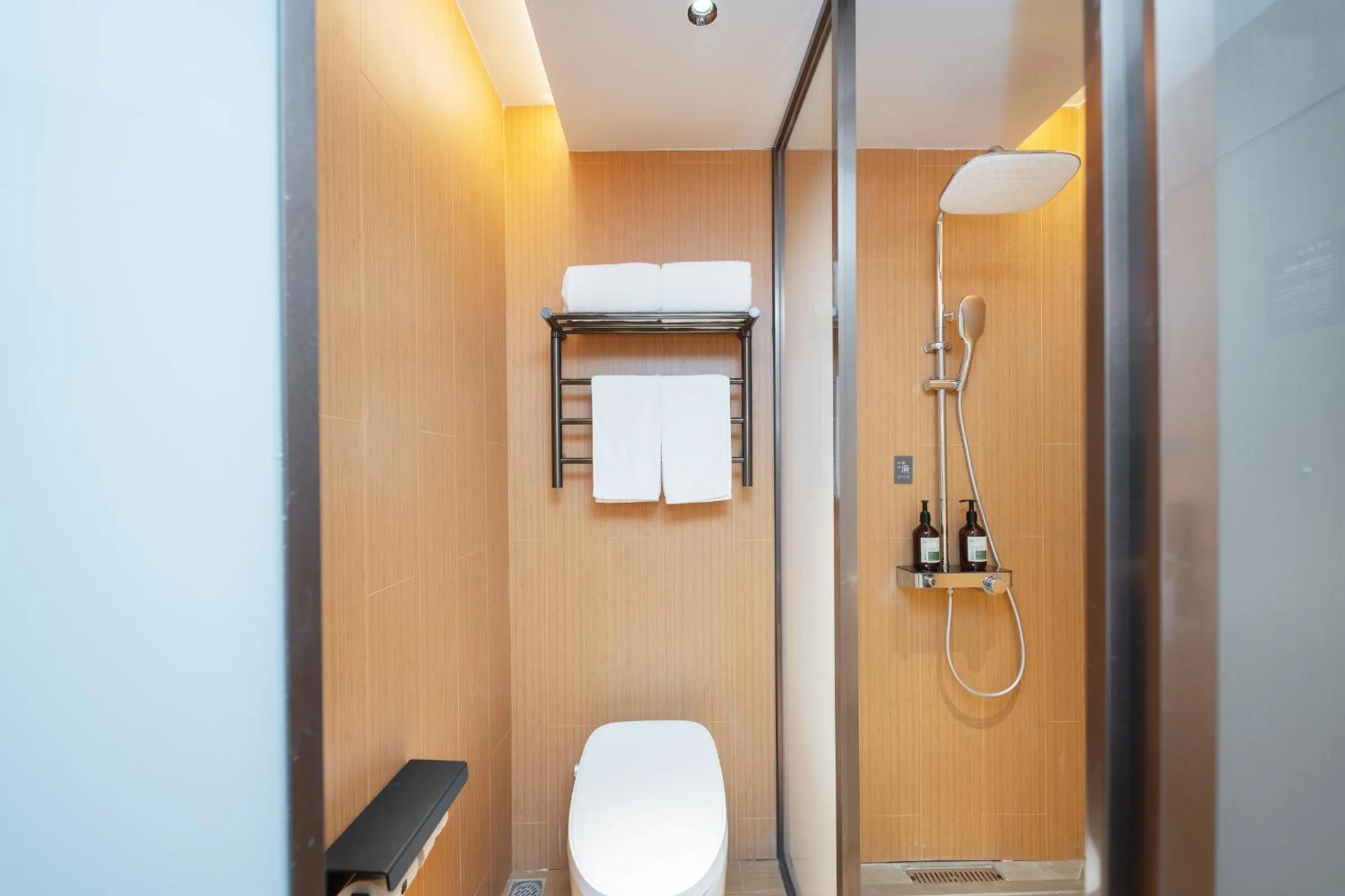 Toilet in JI Hotel Guangzhou Tianhe Park Subway Station