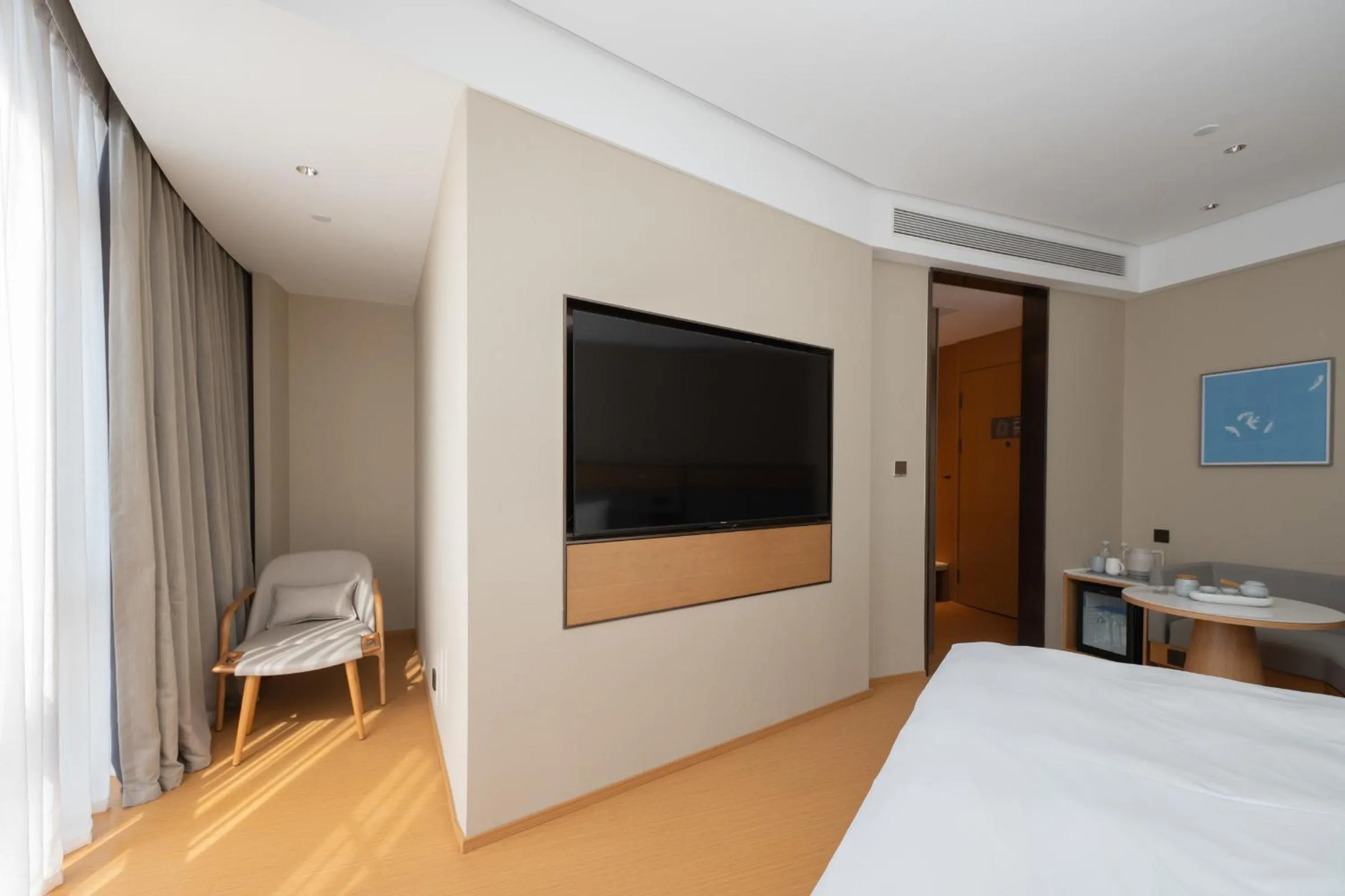 Photo of the whole room, Bed in JI Hotel Guangzhou Panyu Chimelong Wanbo Center