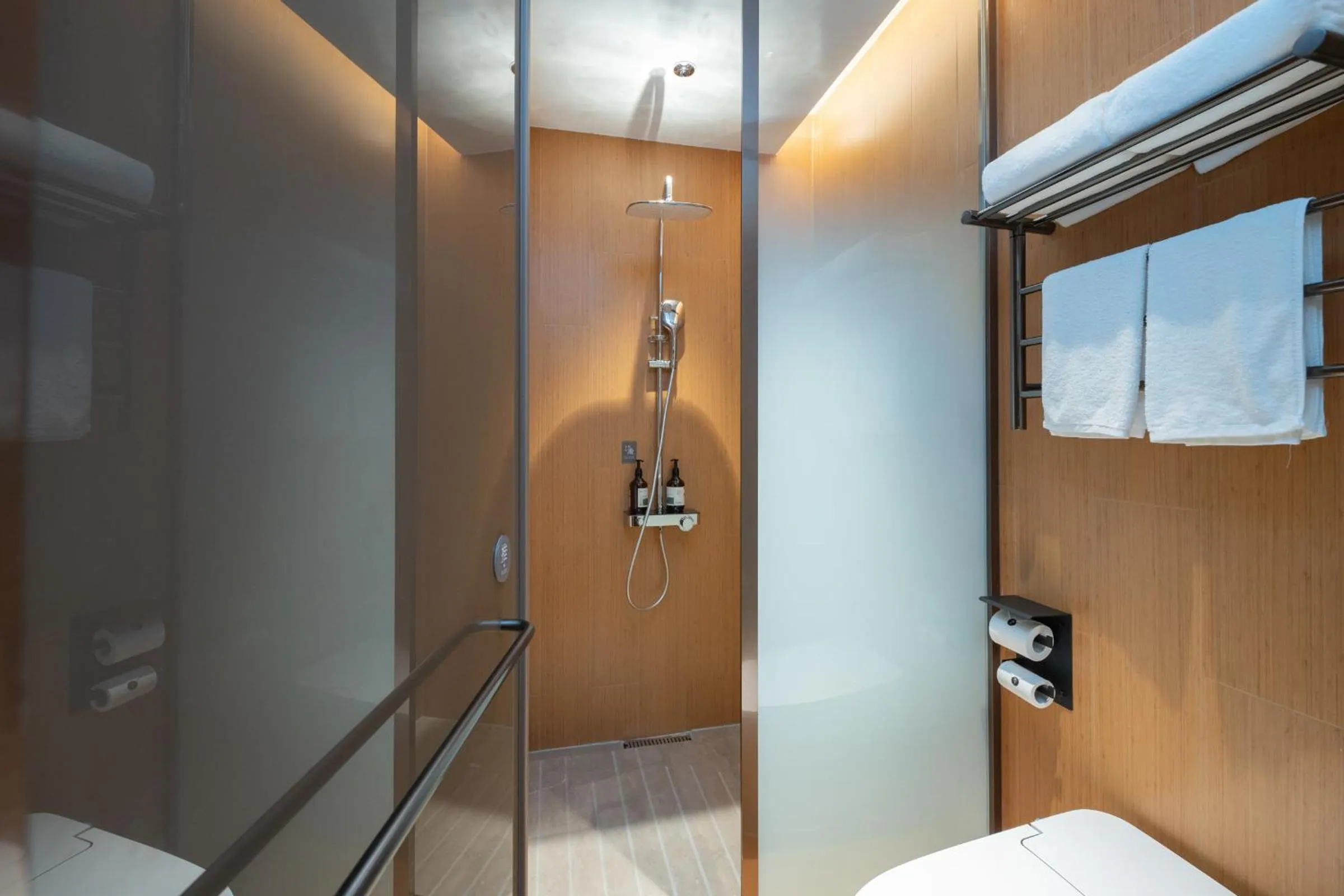 Bathroom, Bed in JI Hotel Guangzhou Panyu Chimelong Wanbo Center