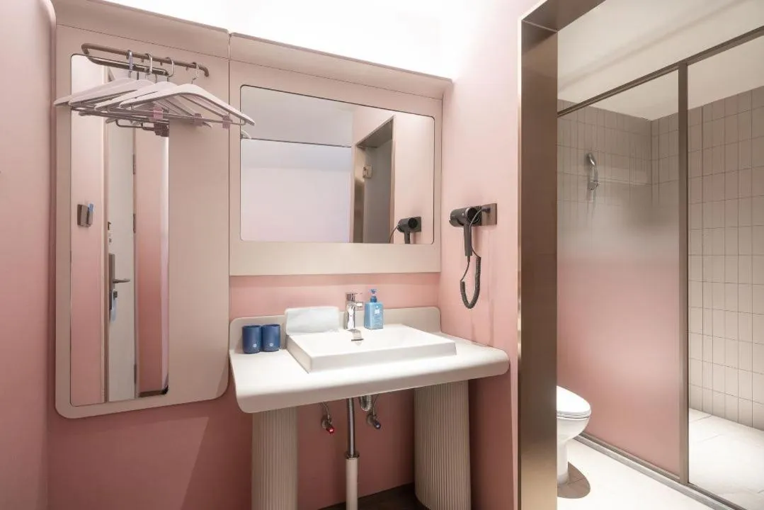 Toilet in Hanting Hotel Shenzhen Shiyan Bus Station