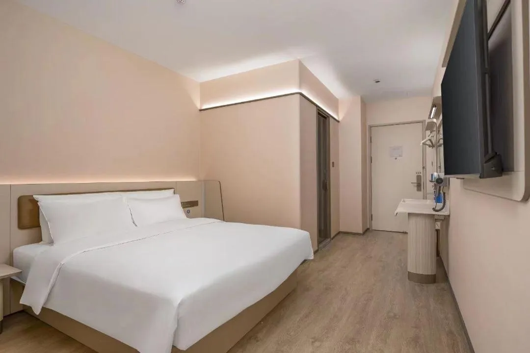 Photo of the whole room, Bed in Hanting Hotel Shenzhen Shiyan Bus Station