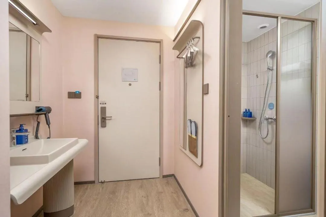 Shower in Hanting Hotel Shenzhen Shiyan Bus Station