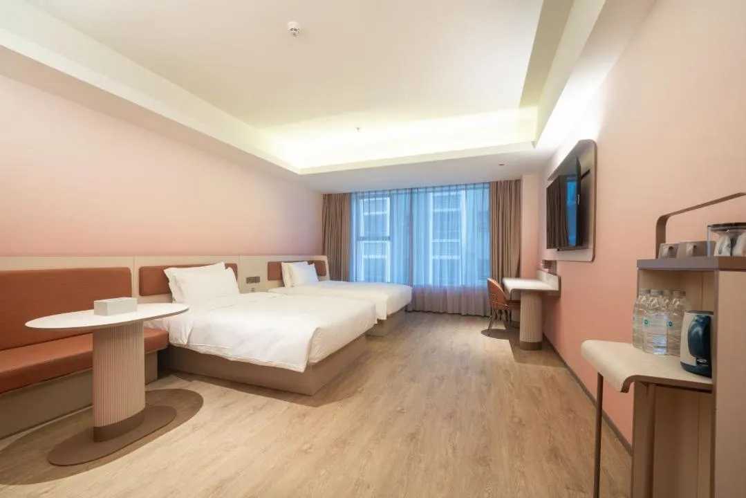 Photo of the whole room, Bed in Hanting Hotel Shenzhen Shiyan Bus Station
