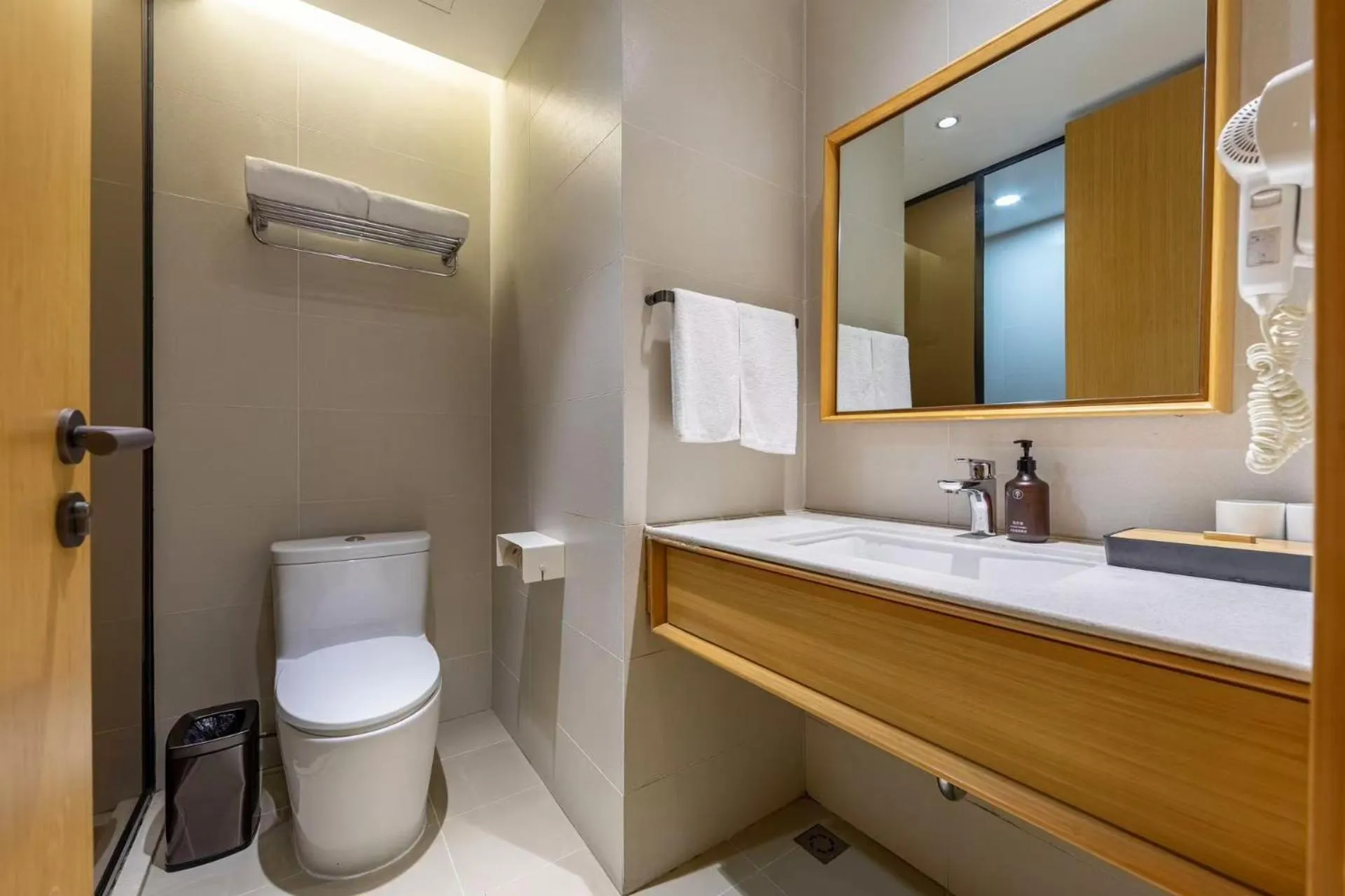 Toilet in JI Hotel Shanghai Changshou Road