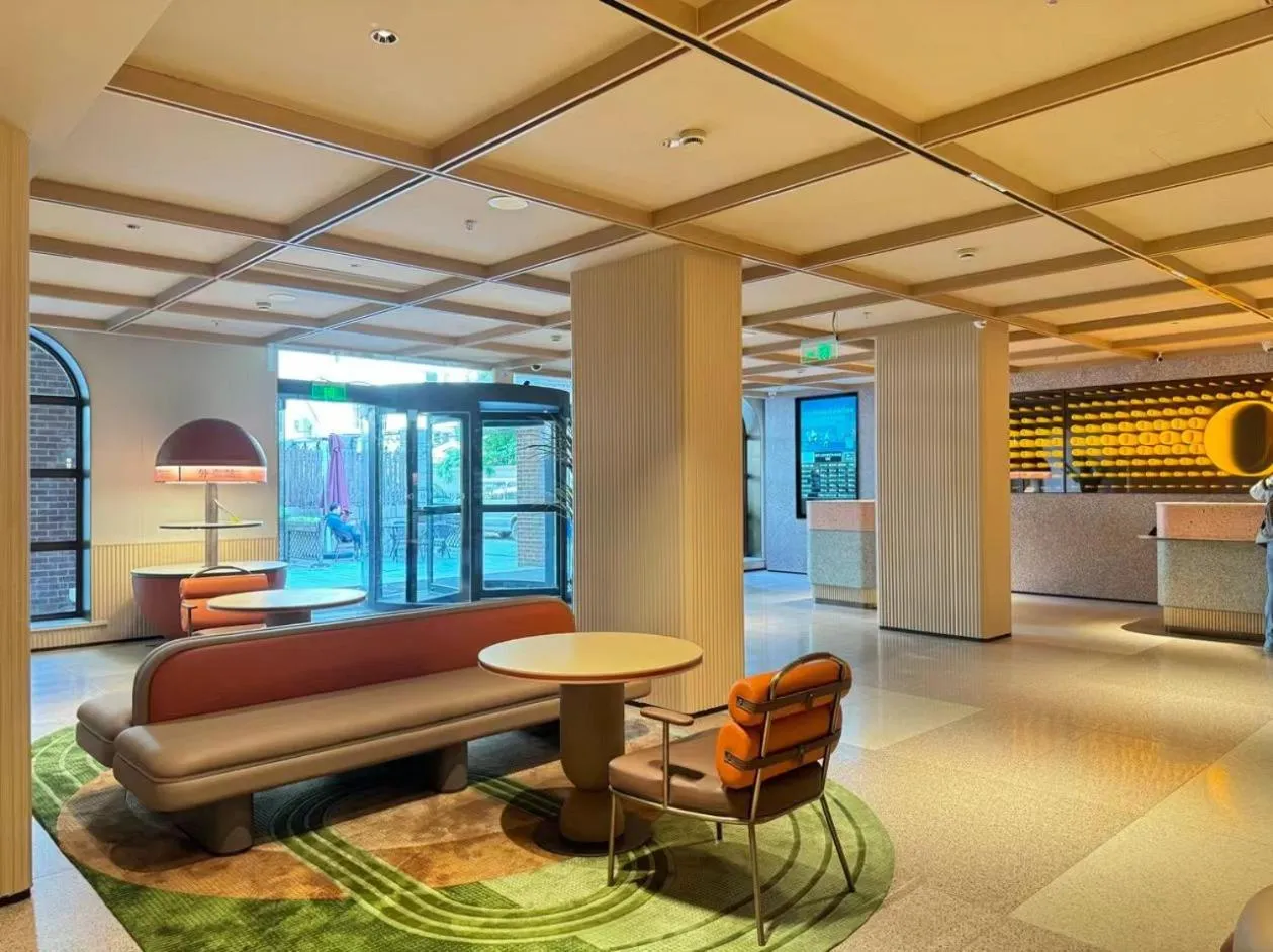 Seating area, Bed in Orange Hotel Shanghai Xujiahui Damuqiao Road