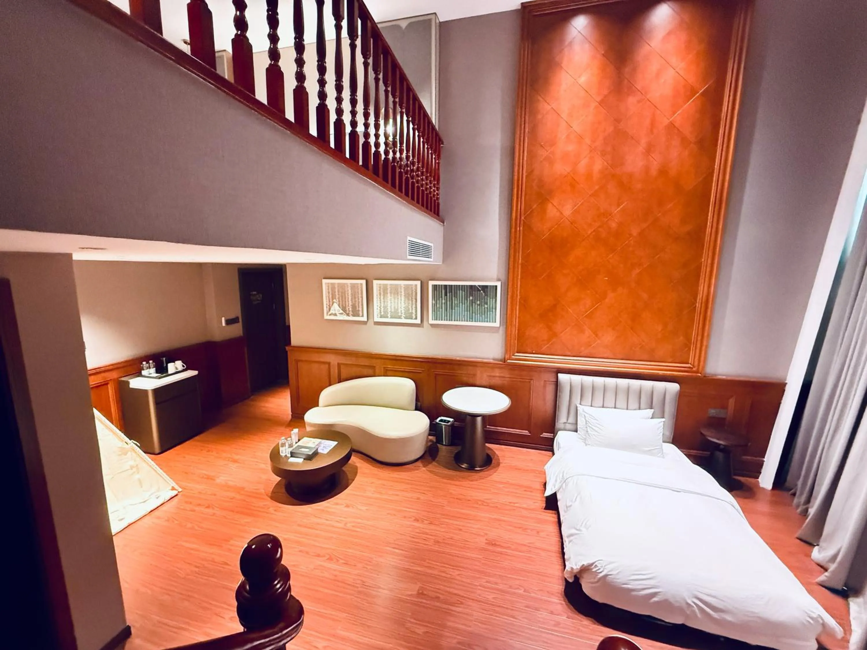 Photo of the whole room, Bed in Royalton Hotel Shenzhen Baoan Airport