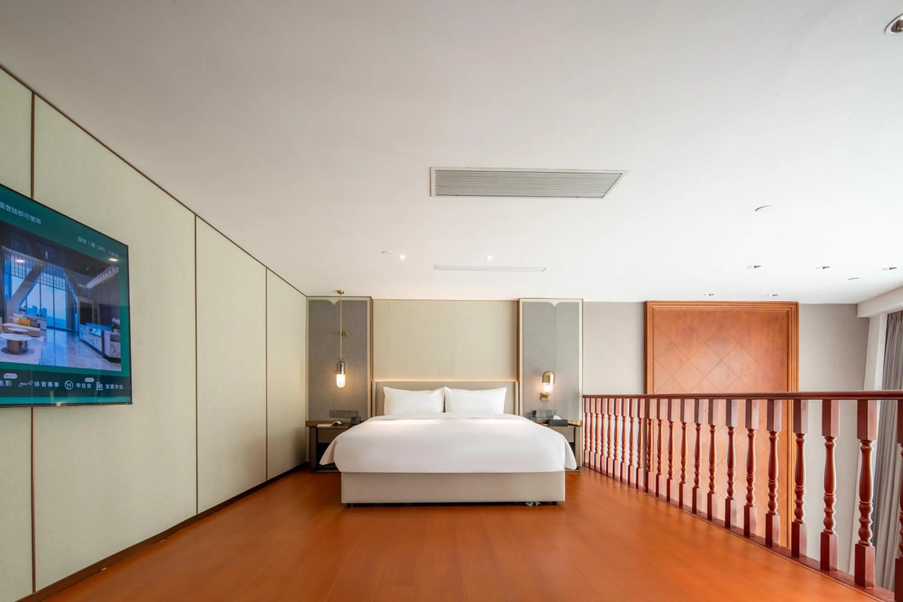 Photo of the whole room, Bed in Royalton Hotel Shenzhen Baoan Airport
