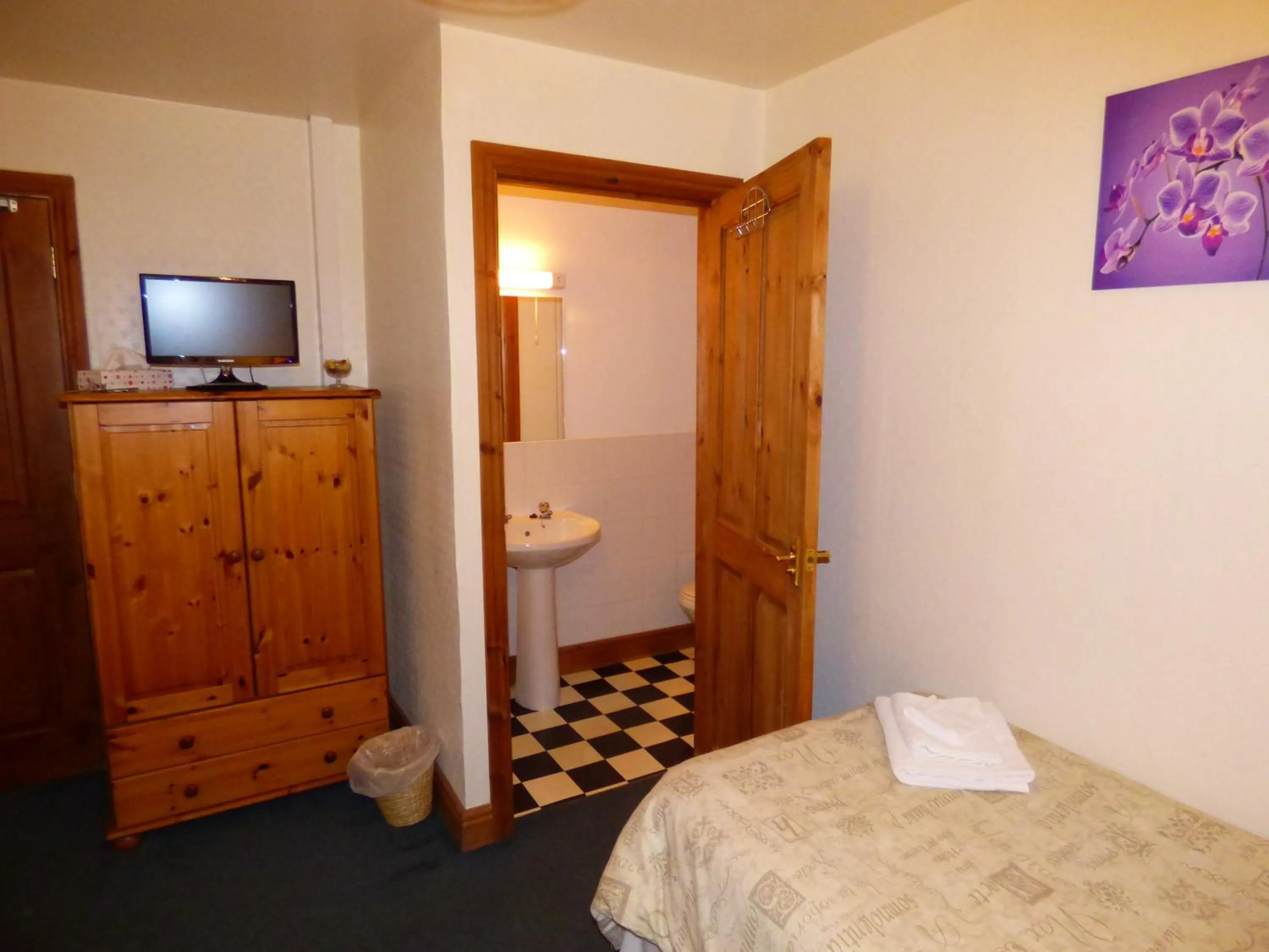 Photo of the whole room, Bed in The Belted Will Inn