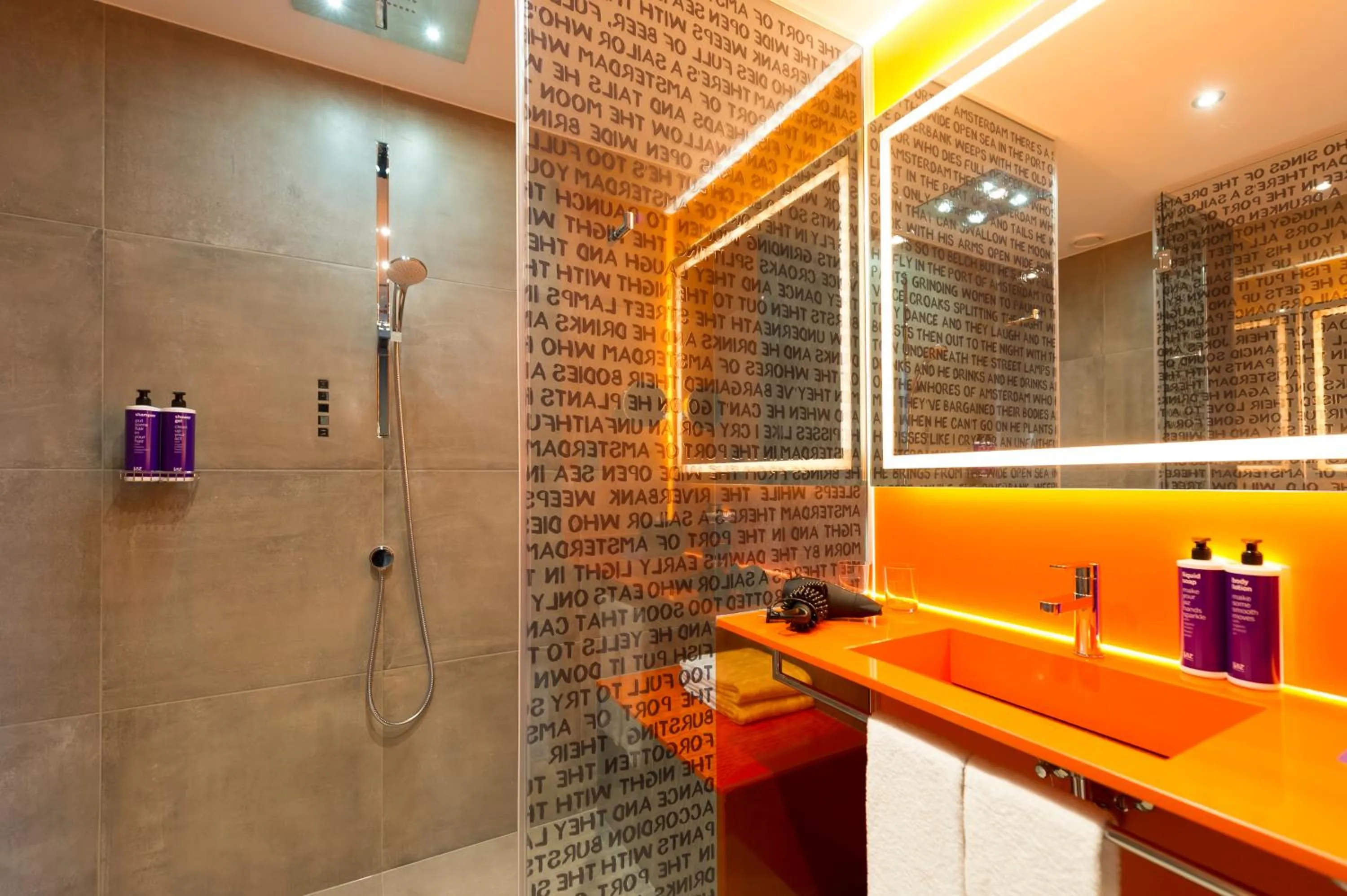 Shower in Jaz in the City Amsterdam