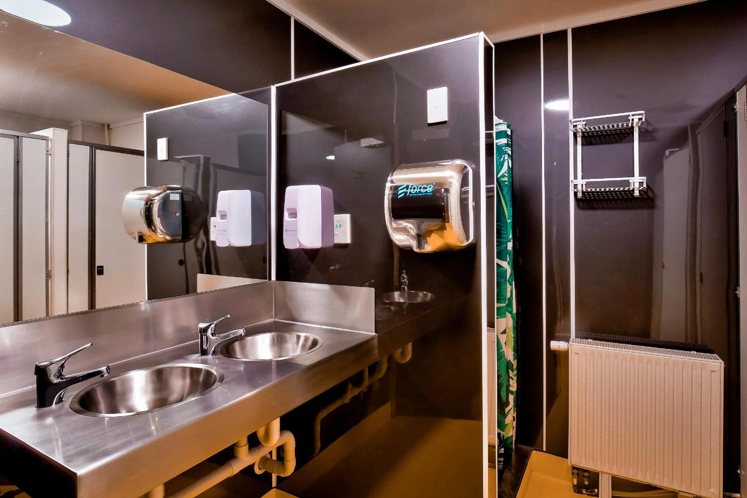 Shower in The Black Sheep Backpackers