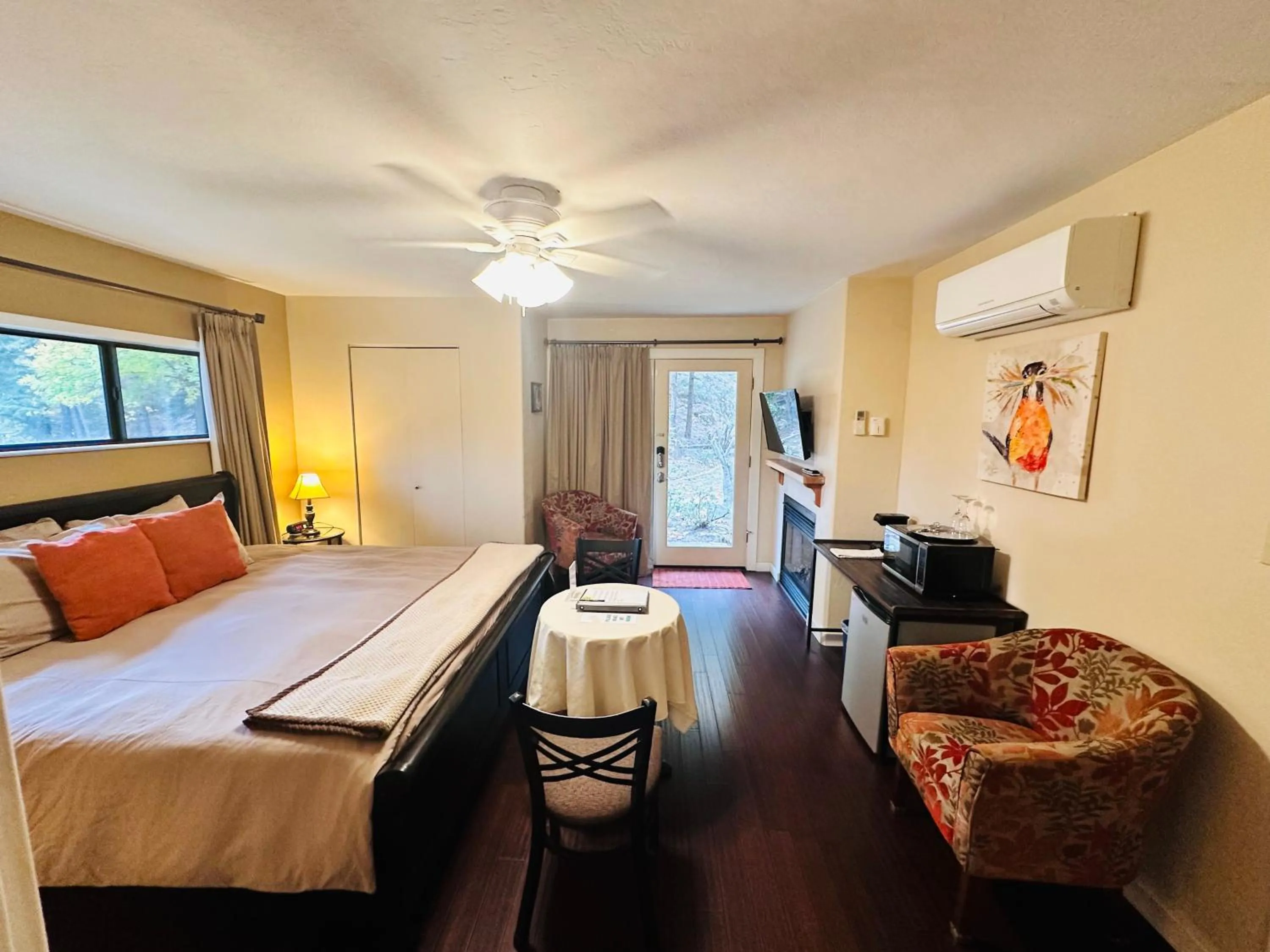 Photo of the whole room, Bed in The Inn at Shasta Lake