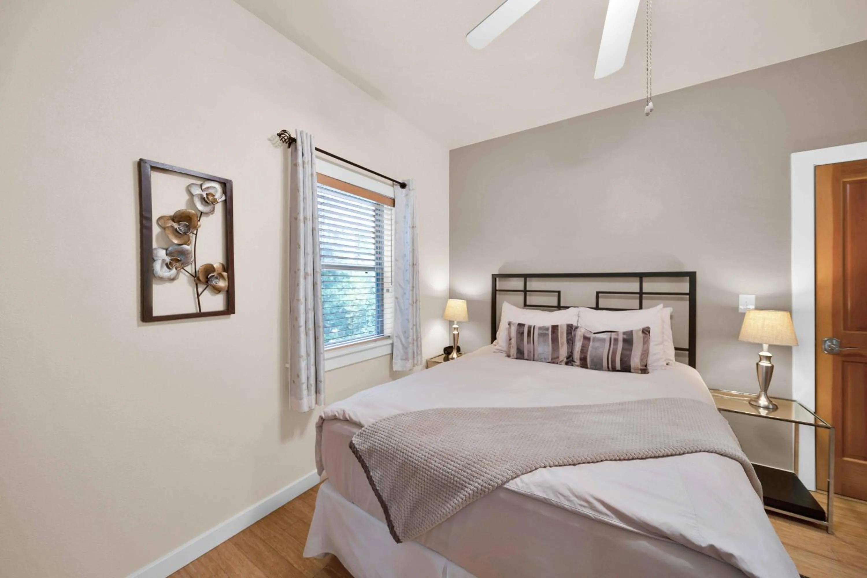 Bed in The Inn at Shasta Lake