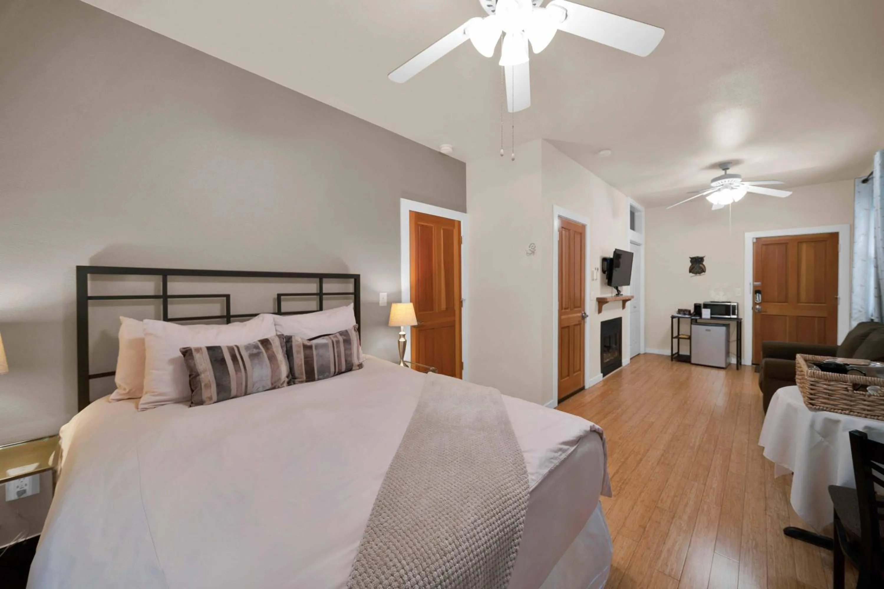 Bed in The Inn at Shasta Lake