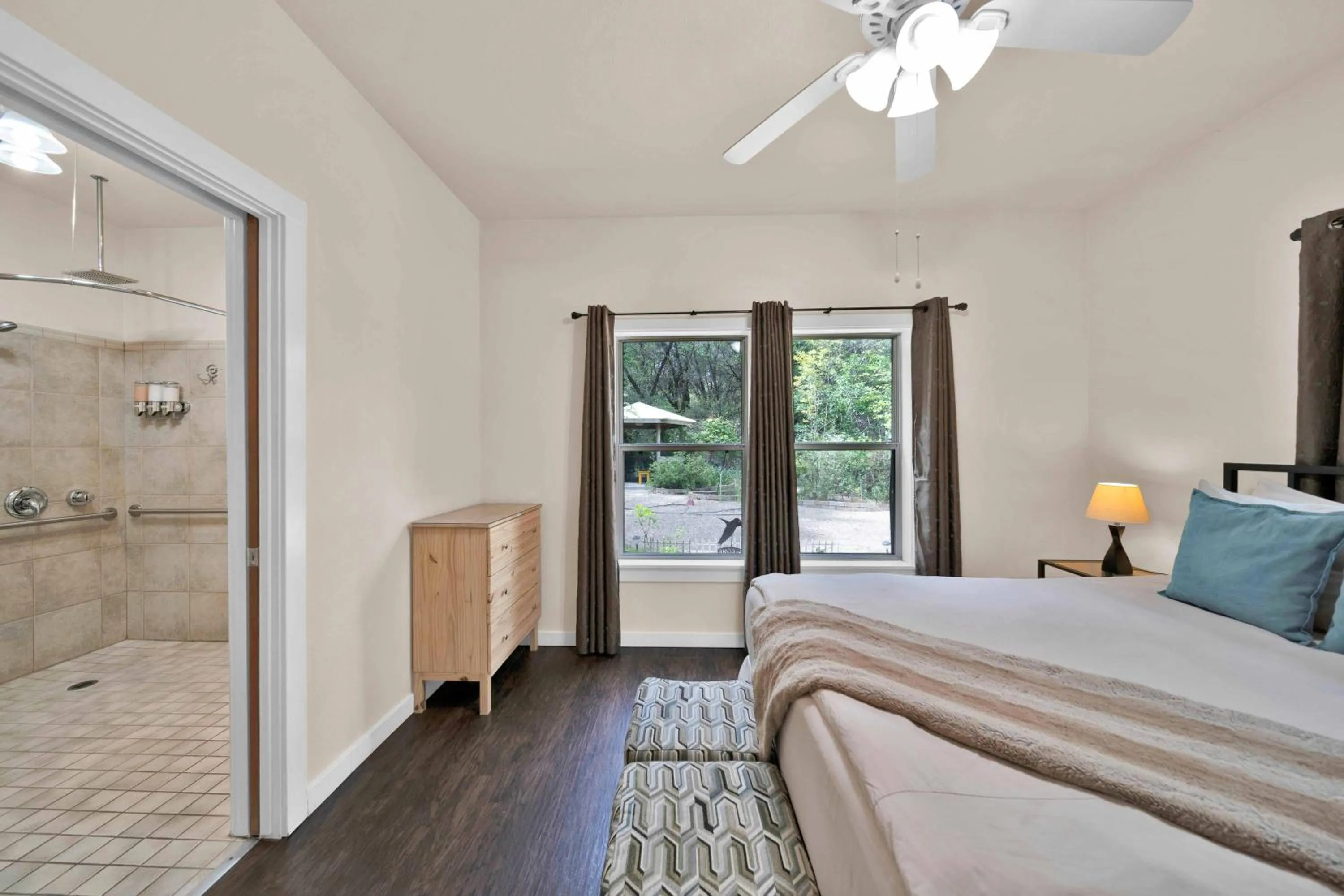 Bed in The Inn at Shasta Lake