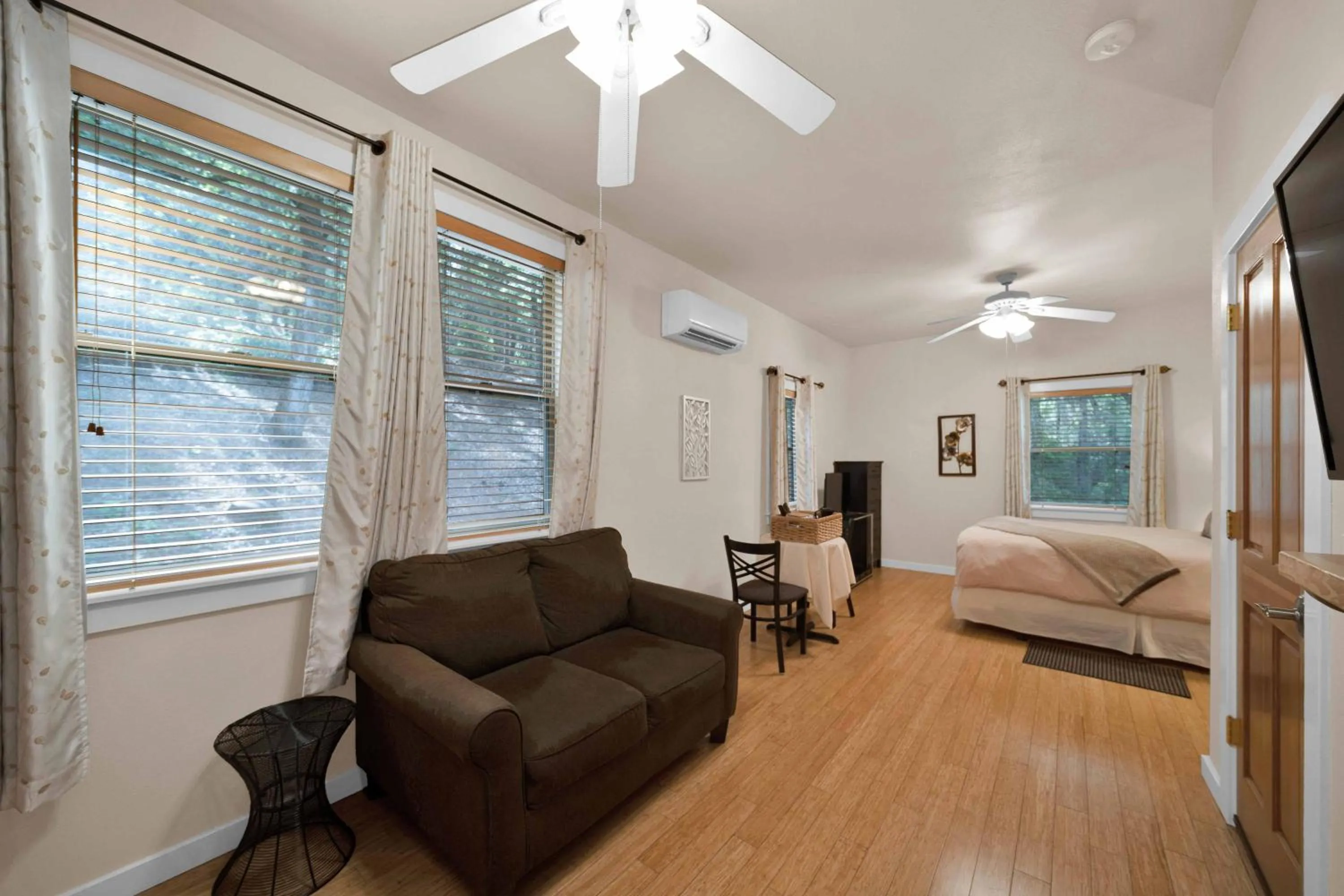 Bed in The Inn at Shasta Lake