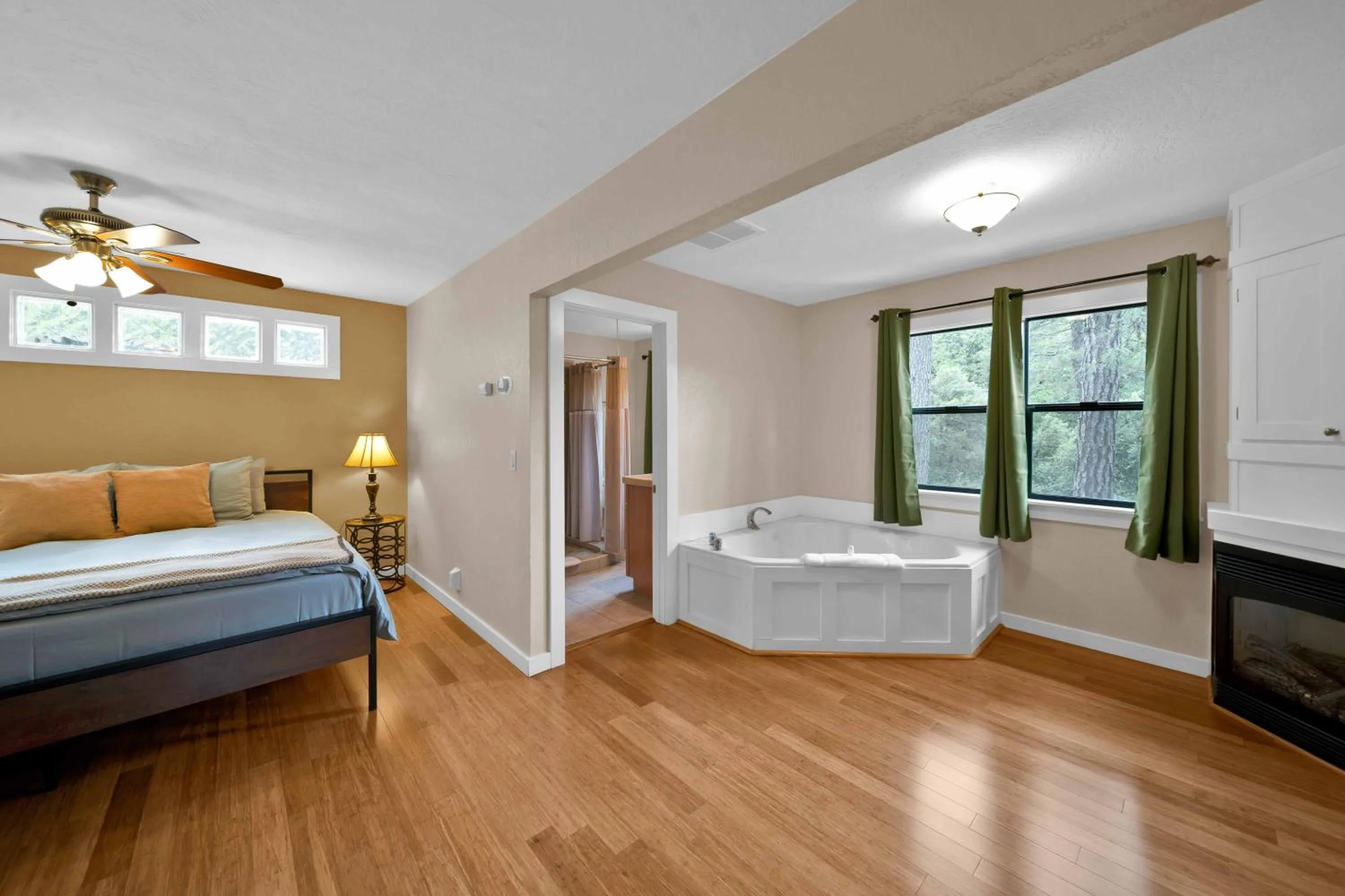 Bed in The Inn at Shasta Lake