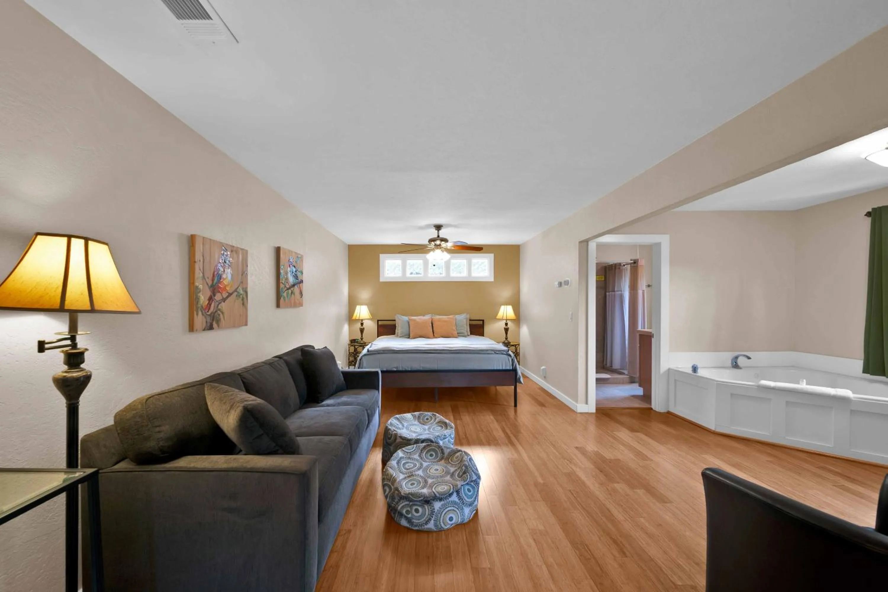 Bed in The Inn at Shasta Lake