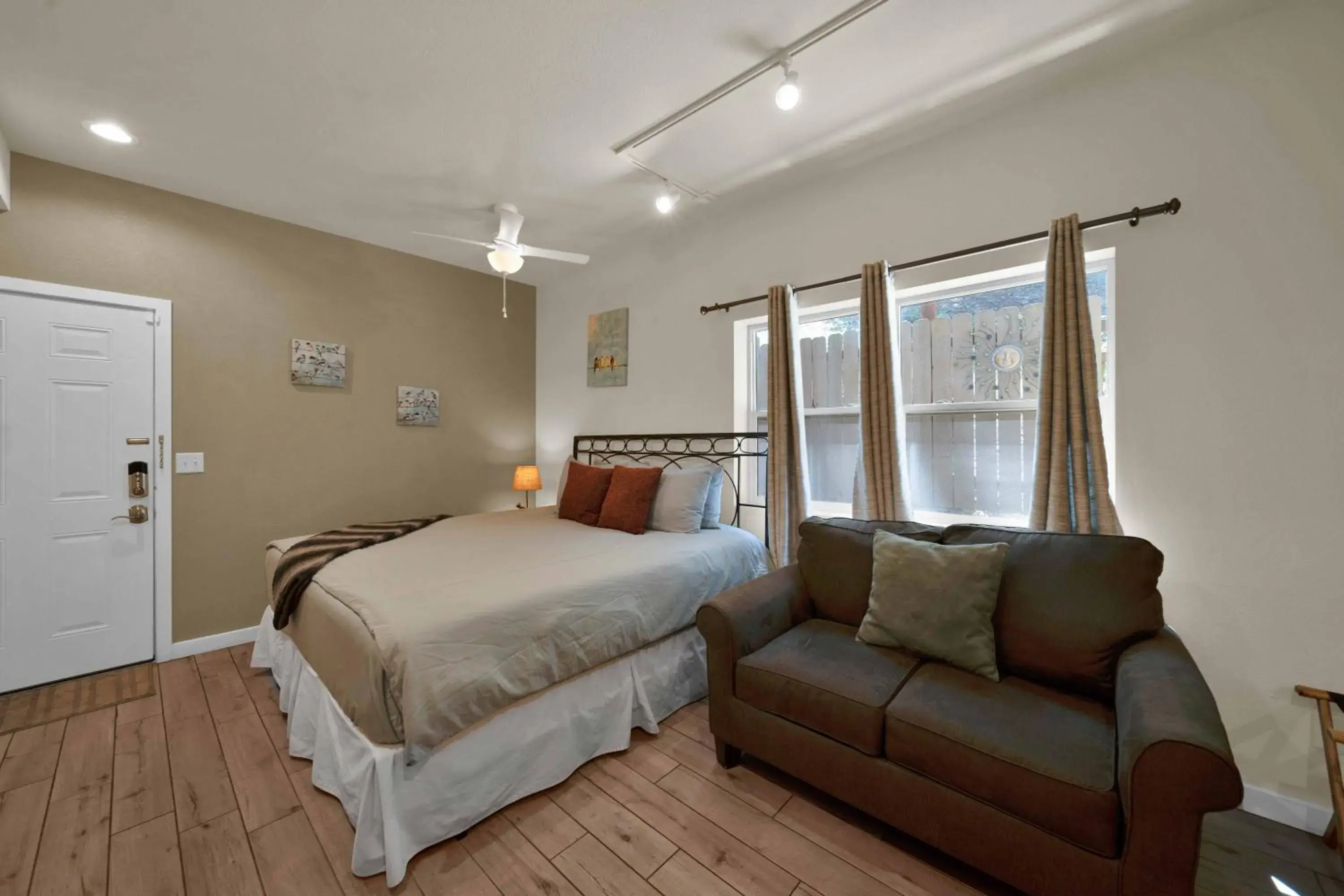 Superior King Room in The Inn at Shasta Lake Superior King Room in The Inn at Shasta Lake