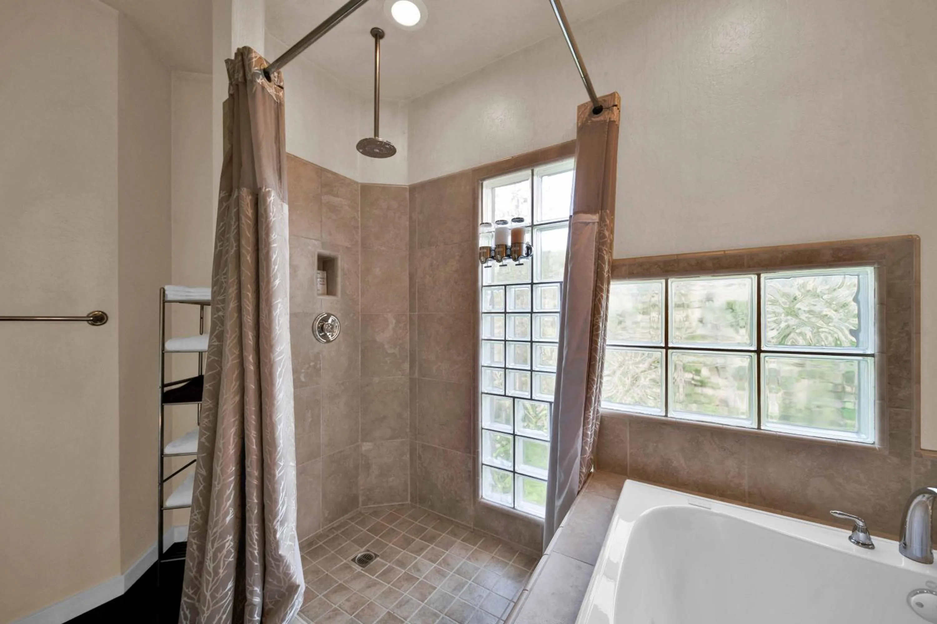 Bed in The Inn at Shasta Lake