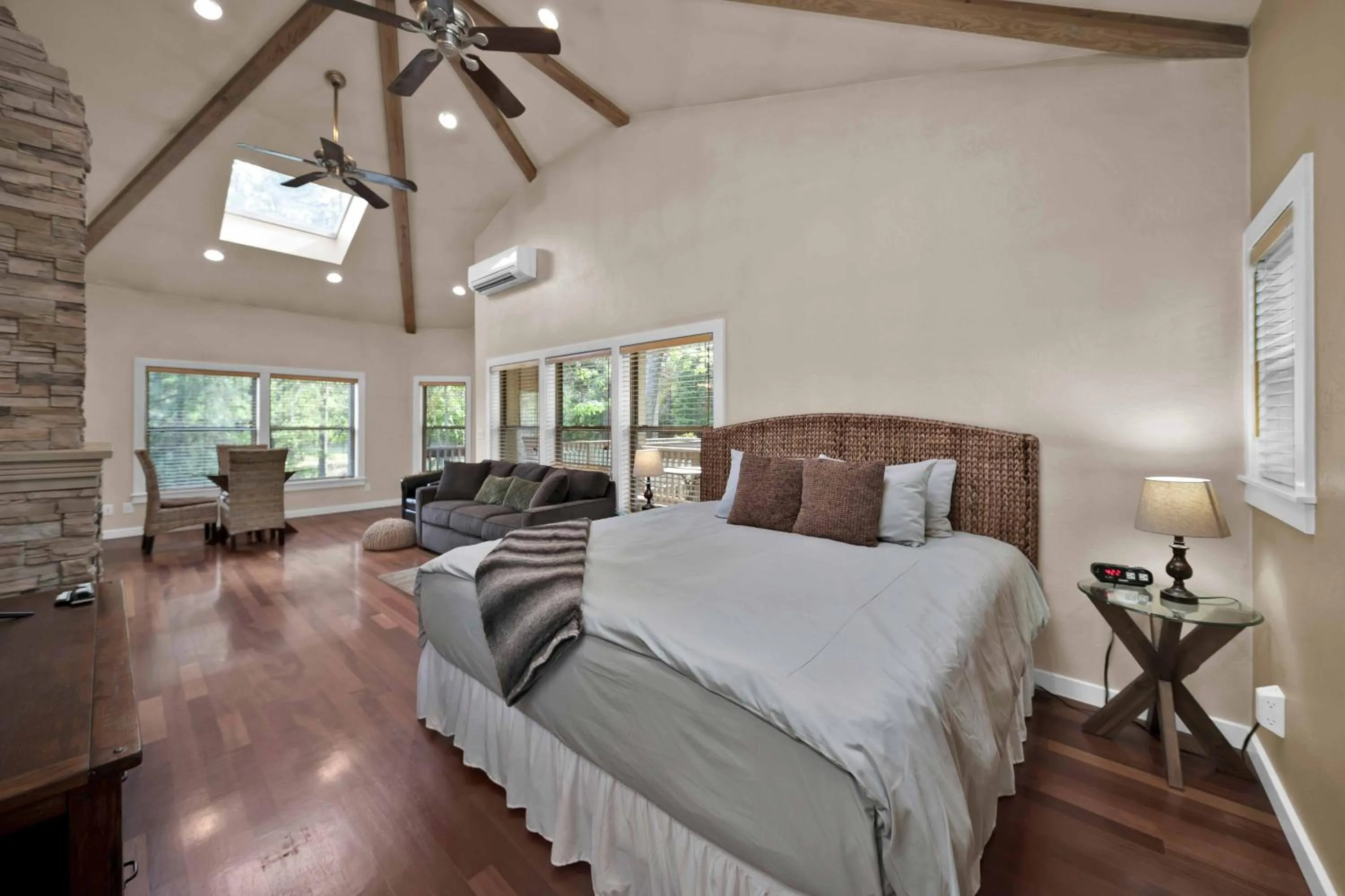 Bed in The Inn at Shasta Lake