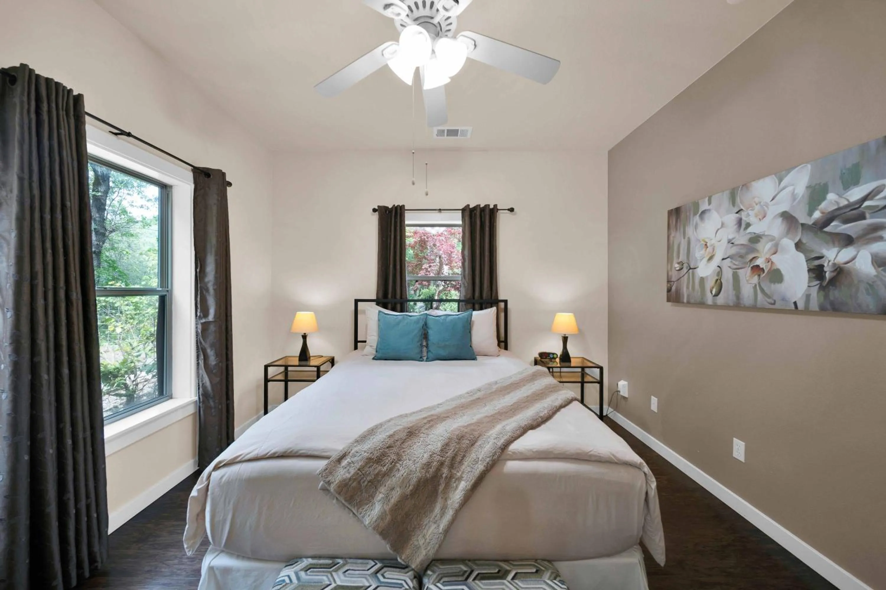 Bed in The Inn at Shasta Lake