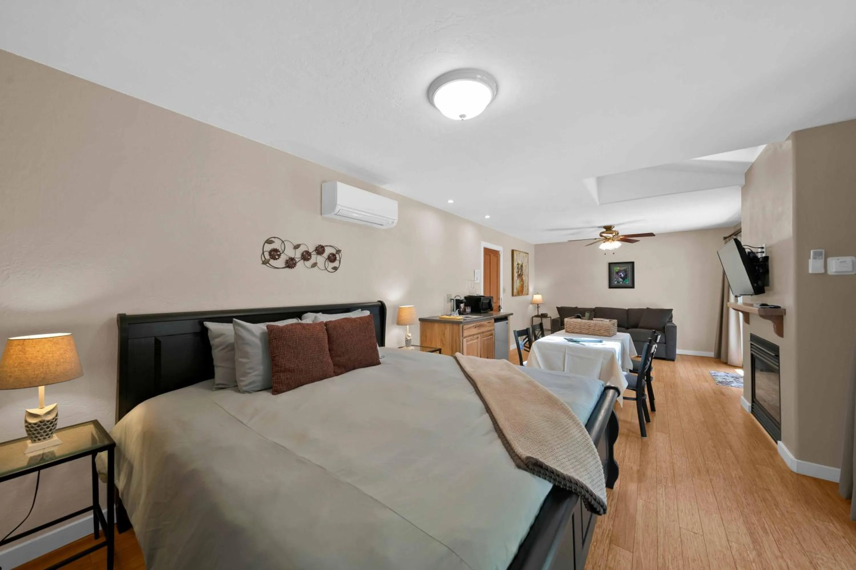 Bed in The Inn at Shasta Lake