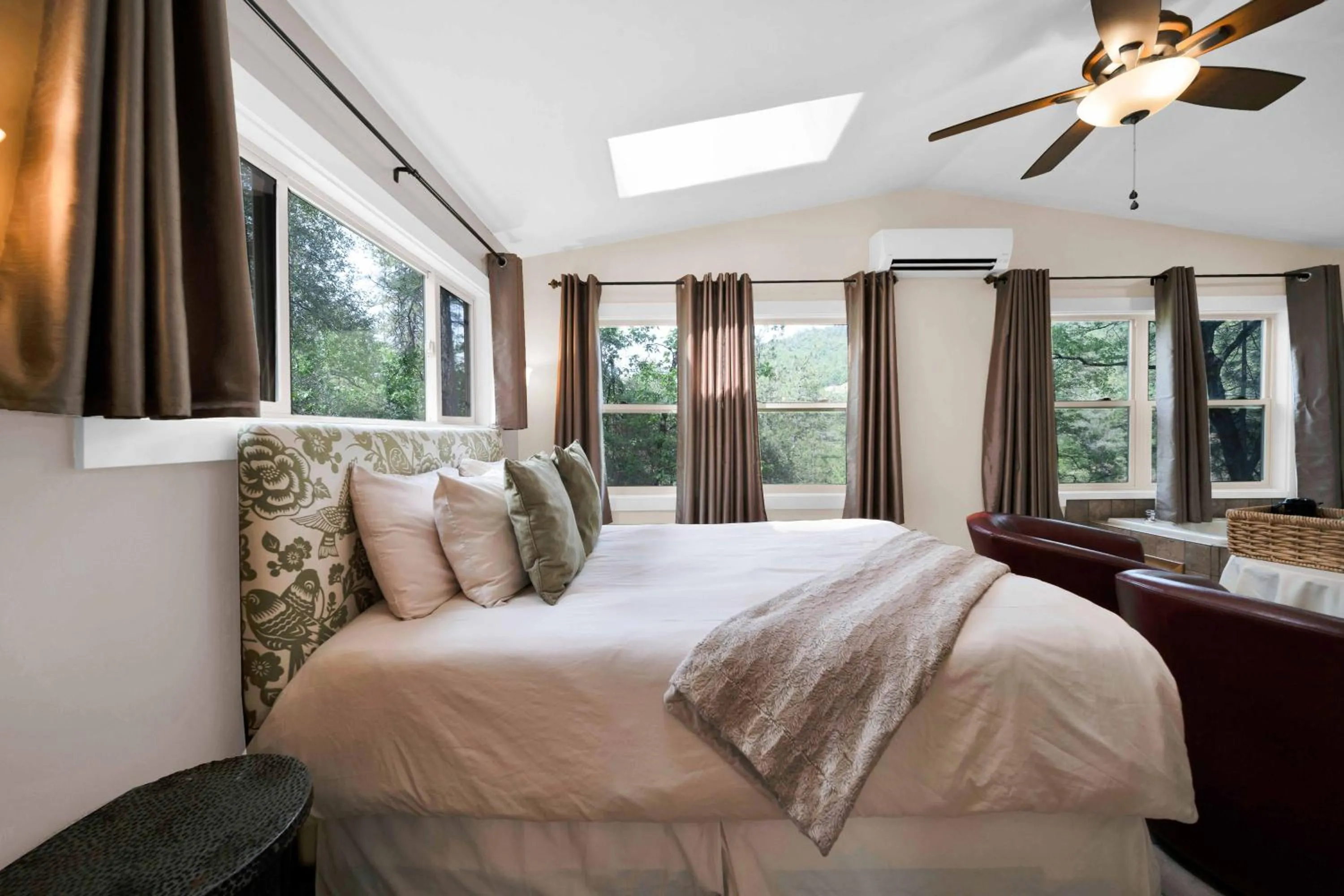 Bed in The Inn at Shasta Lake