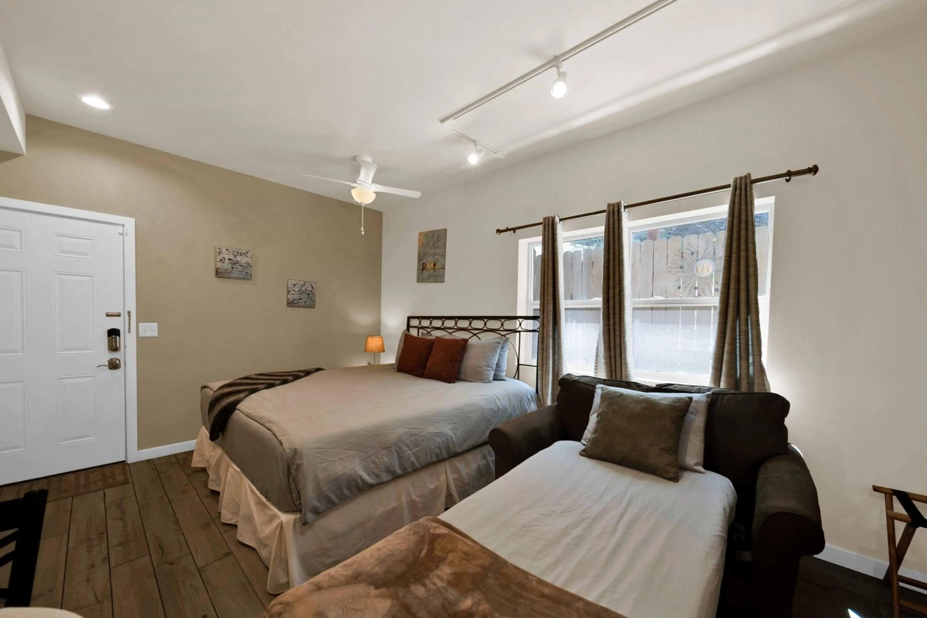 Bed in The Inn at Shasta Lake