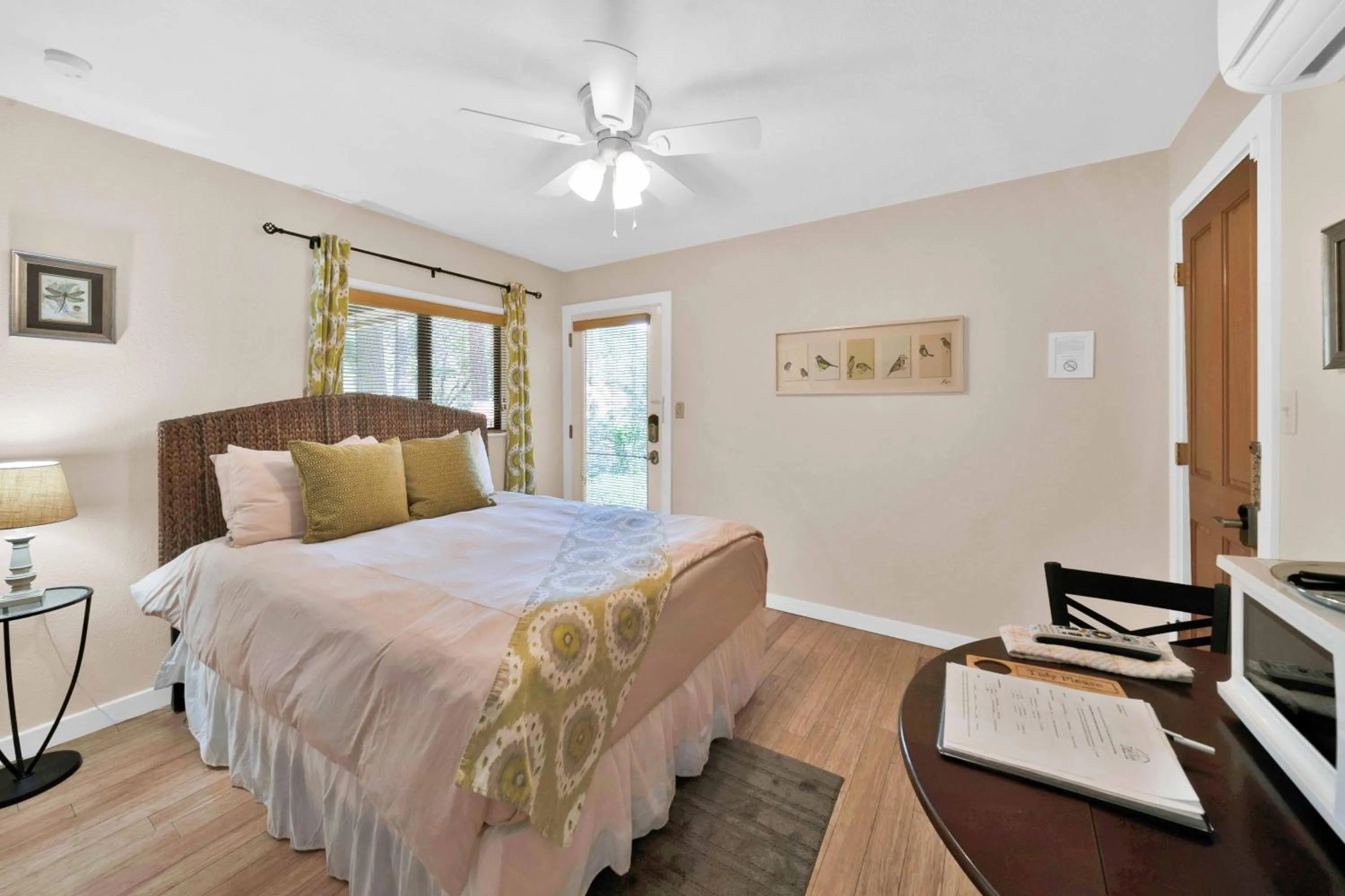 Bed in The Inn at Shasta Lake