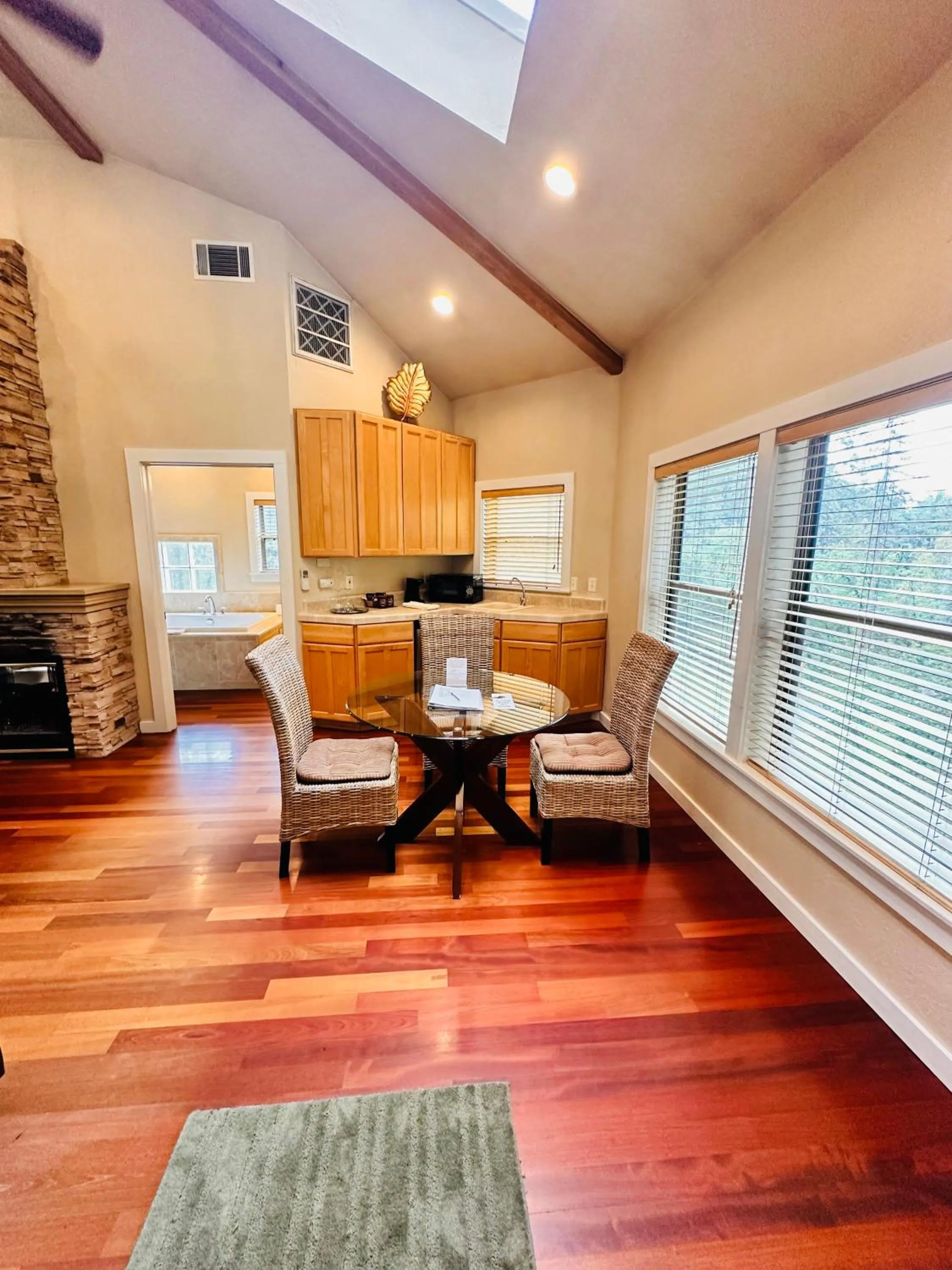 Dining area in The Inn at Shasta Lake