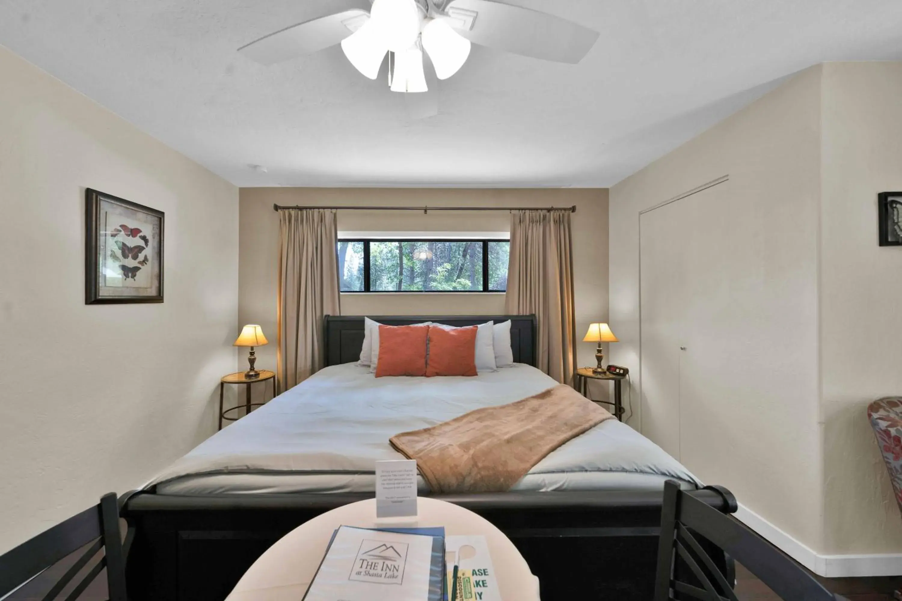King Room in The Inn at Shasta Lake King Room in The Inn at Shasta Lake