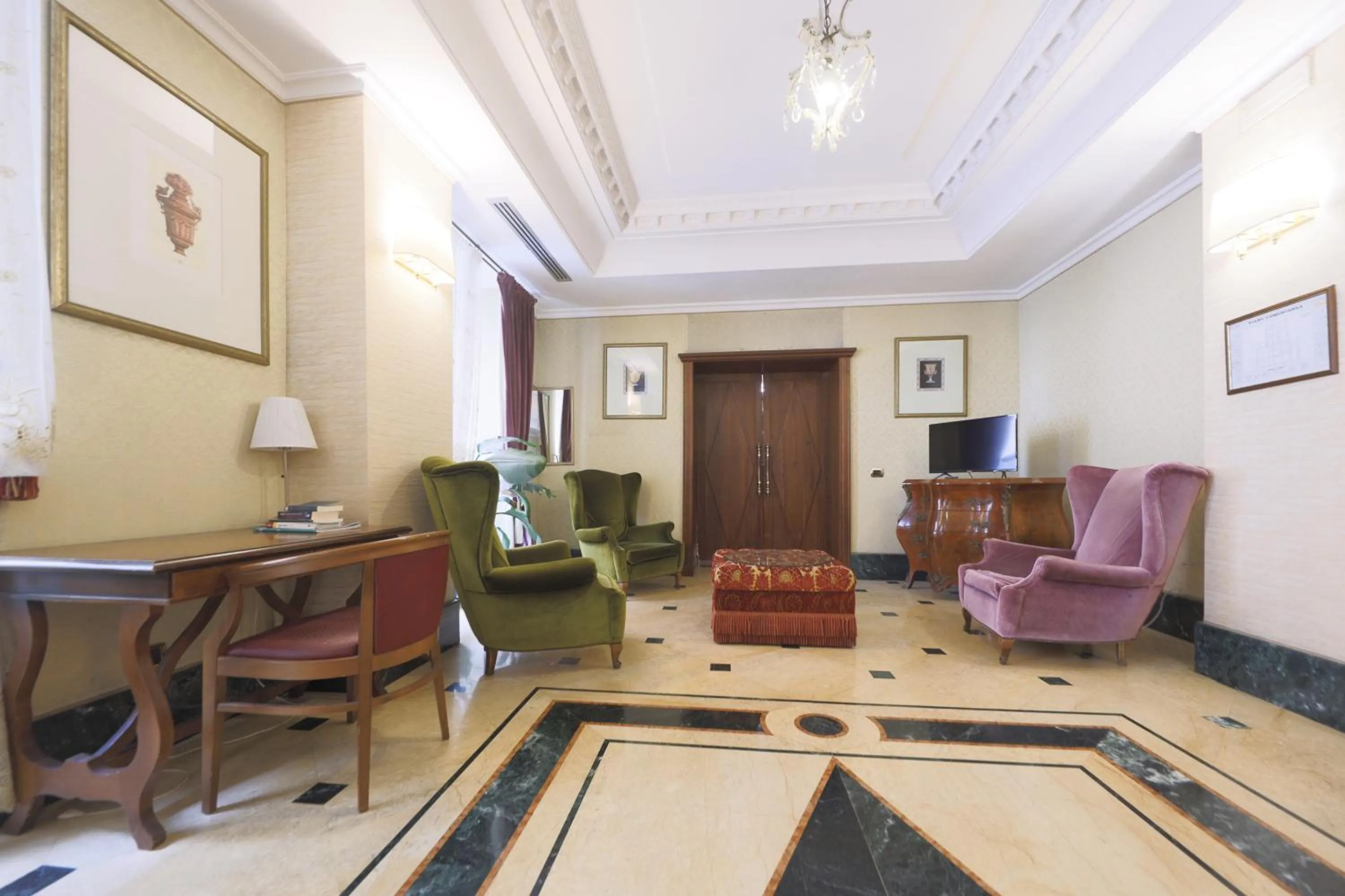 Communal lounge/ TV room in LH Hotel Andreotti