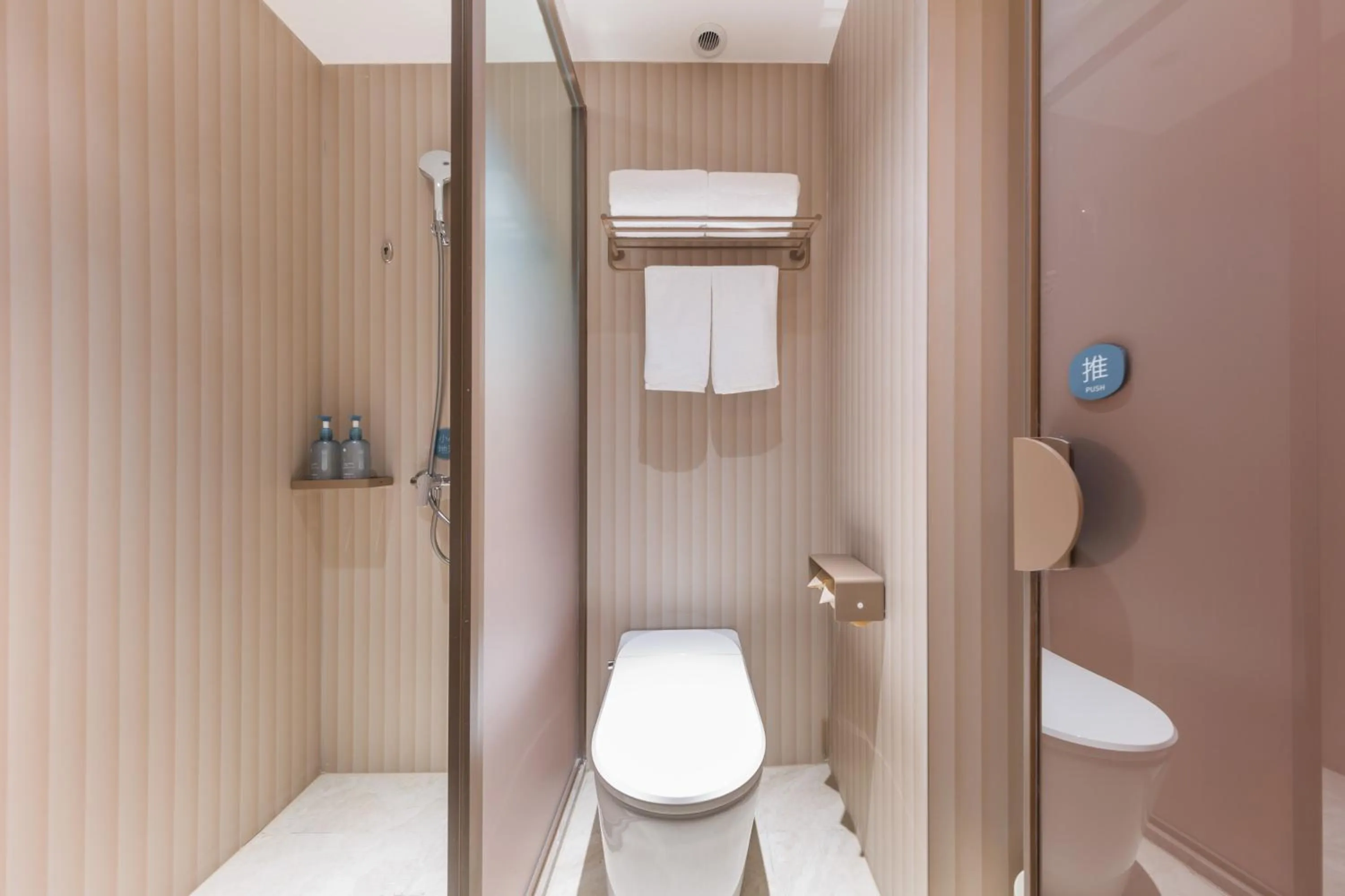 Toilet in Hanting Hotel Beijing Guang'anmen