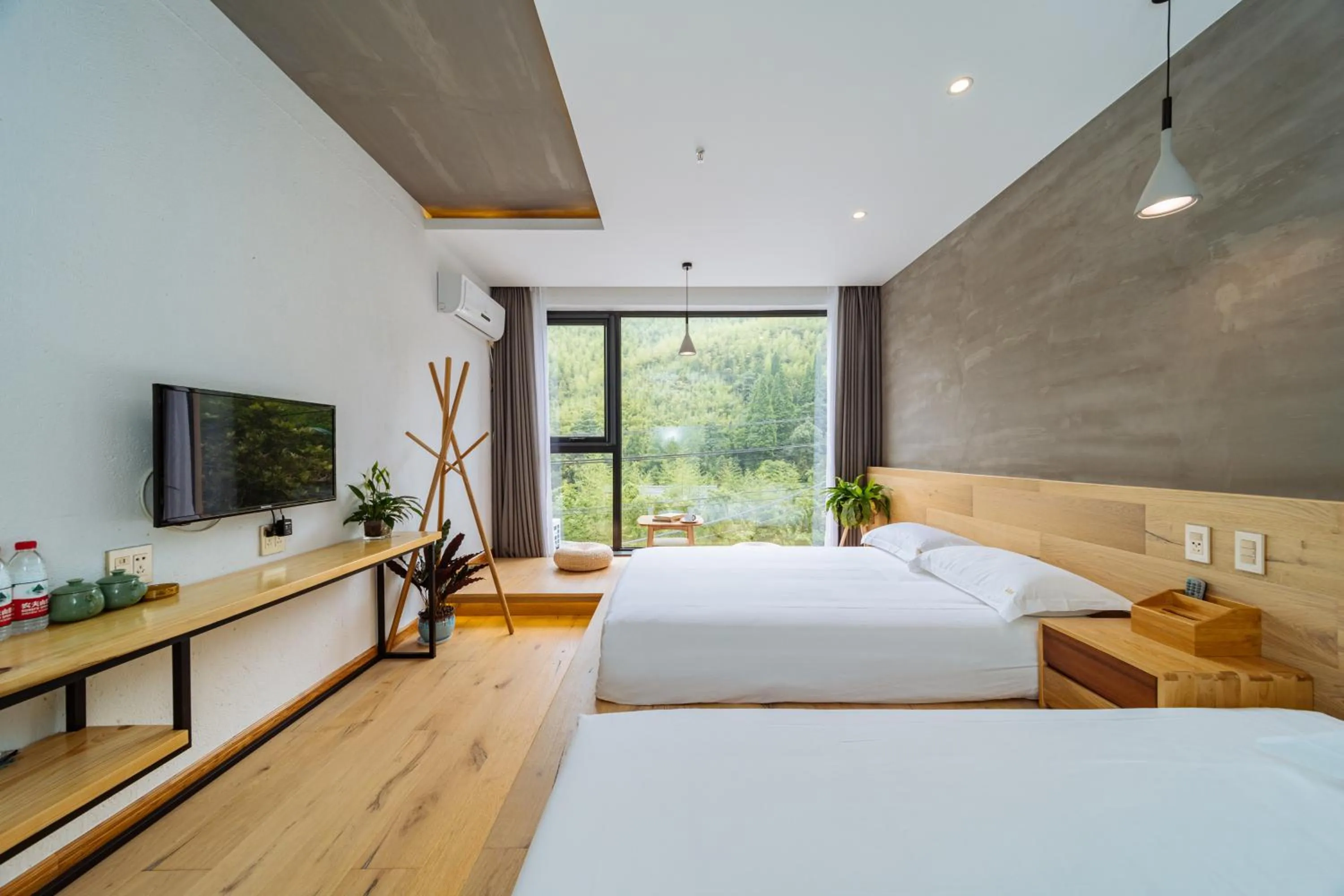 Photo of the whole room, Bed in Moganshan Pinhouwu Hotel