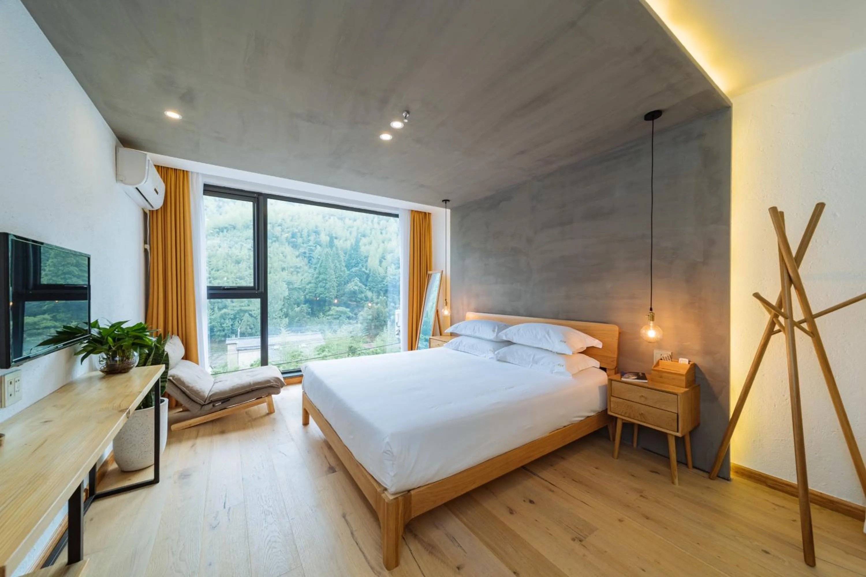 Photo of the whole room, Bed in Moganshan Pinhouwu Hotel