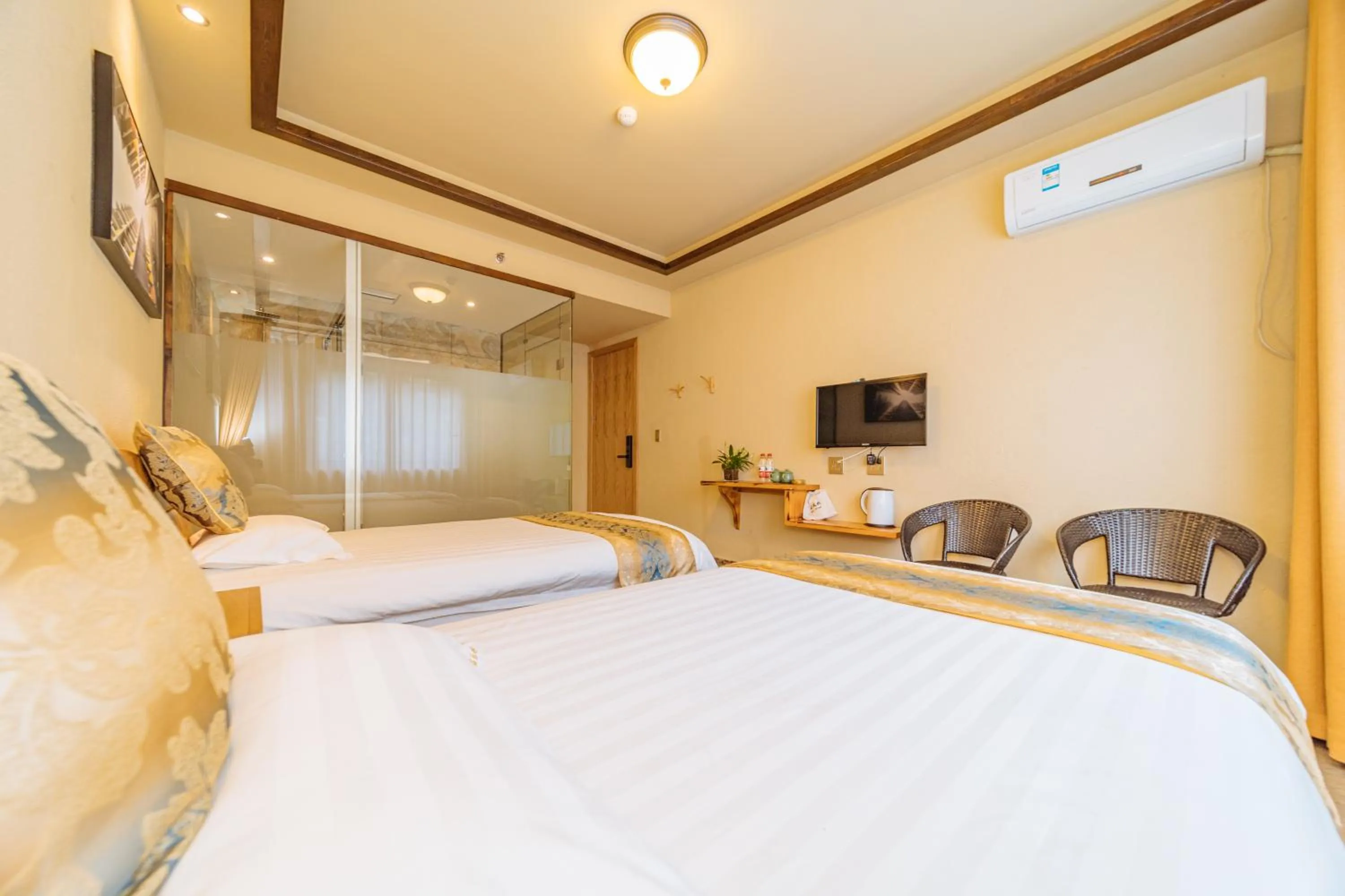 Photo of the whole room, Bed in Moganshan Pinhouwu Hotel