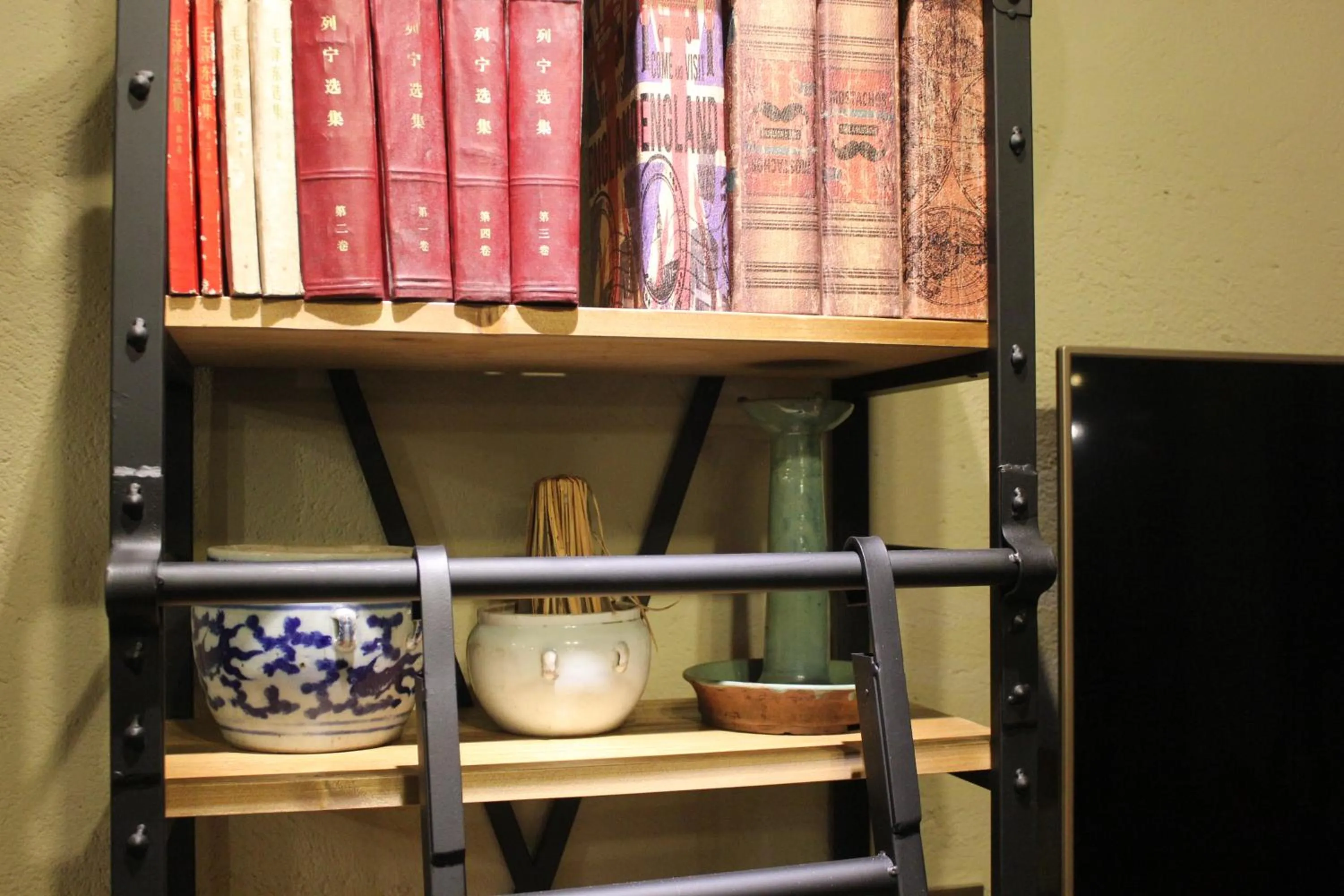 Decorative detail in Moganshan Pinhouwu Hotel