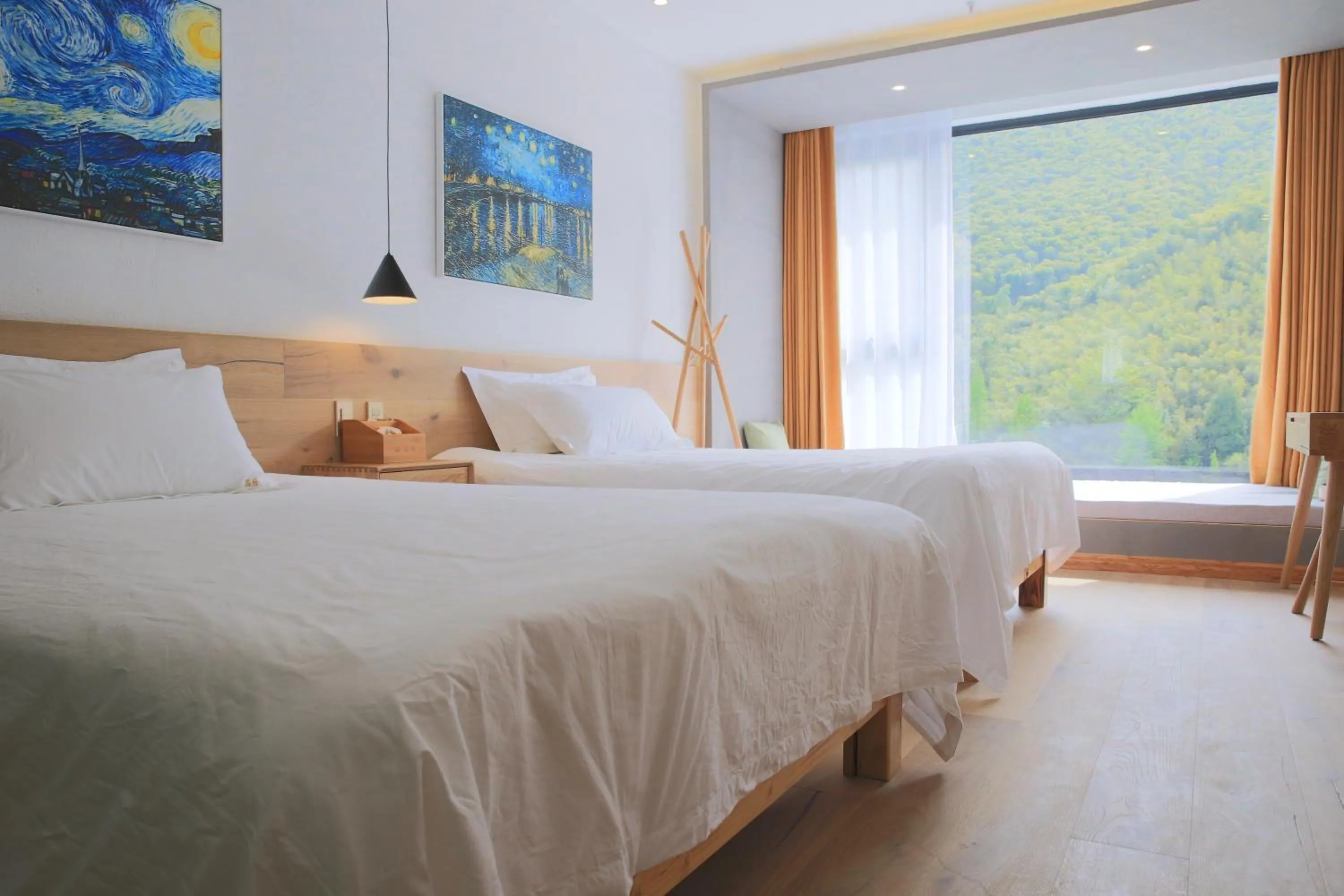 Photo of the whole room, Bed in Moganshan Pinhouwu Hotel