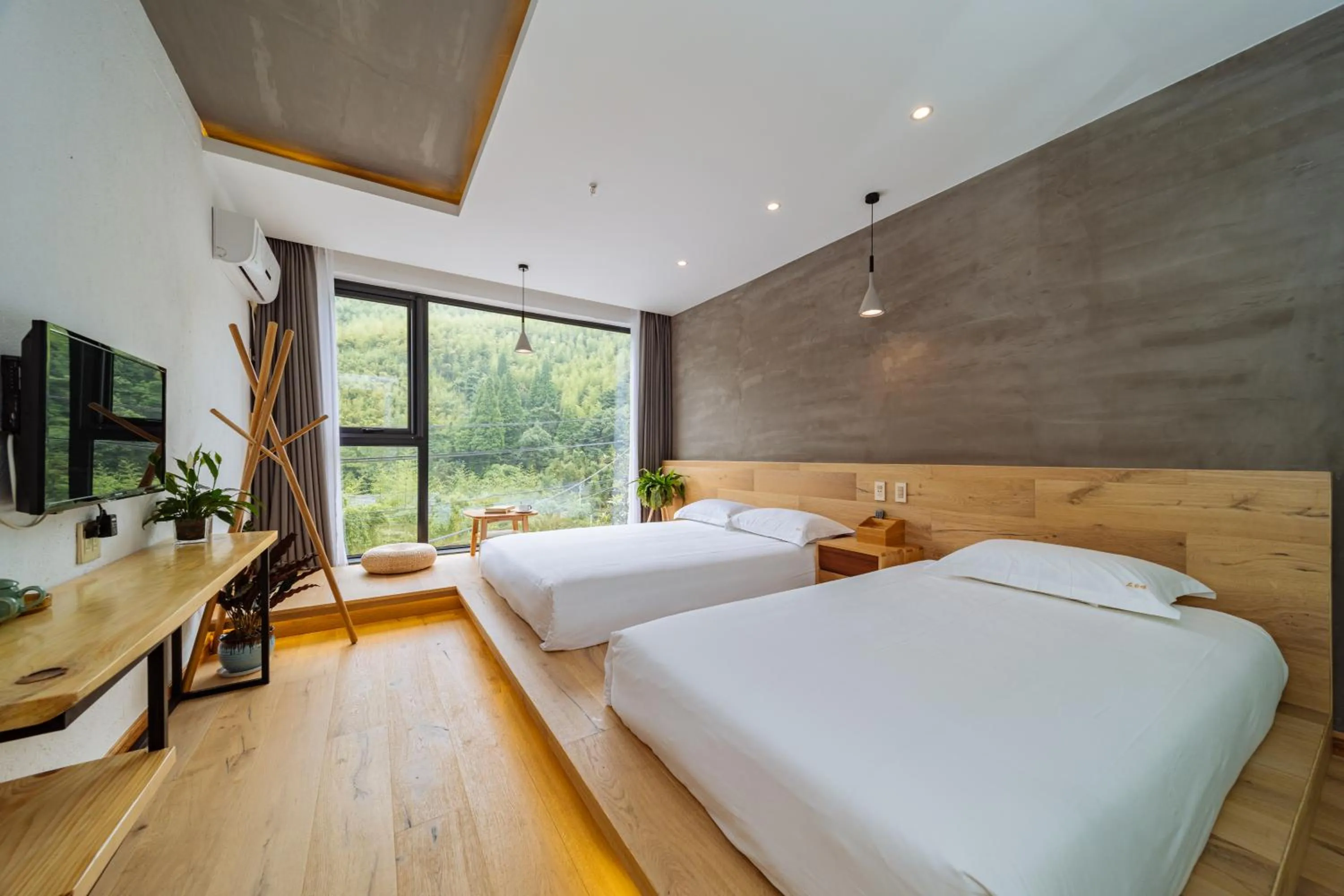 Photo of the whole room, Bed in Moganshan Pinhouwu Hotel