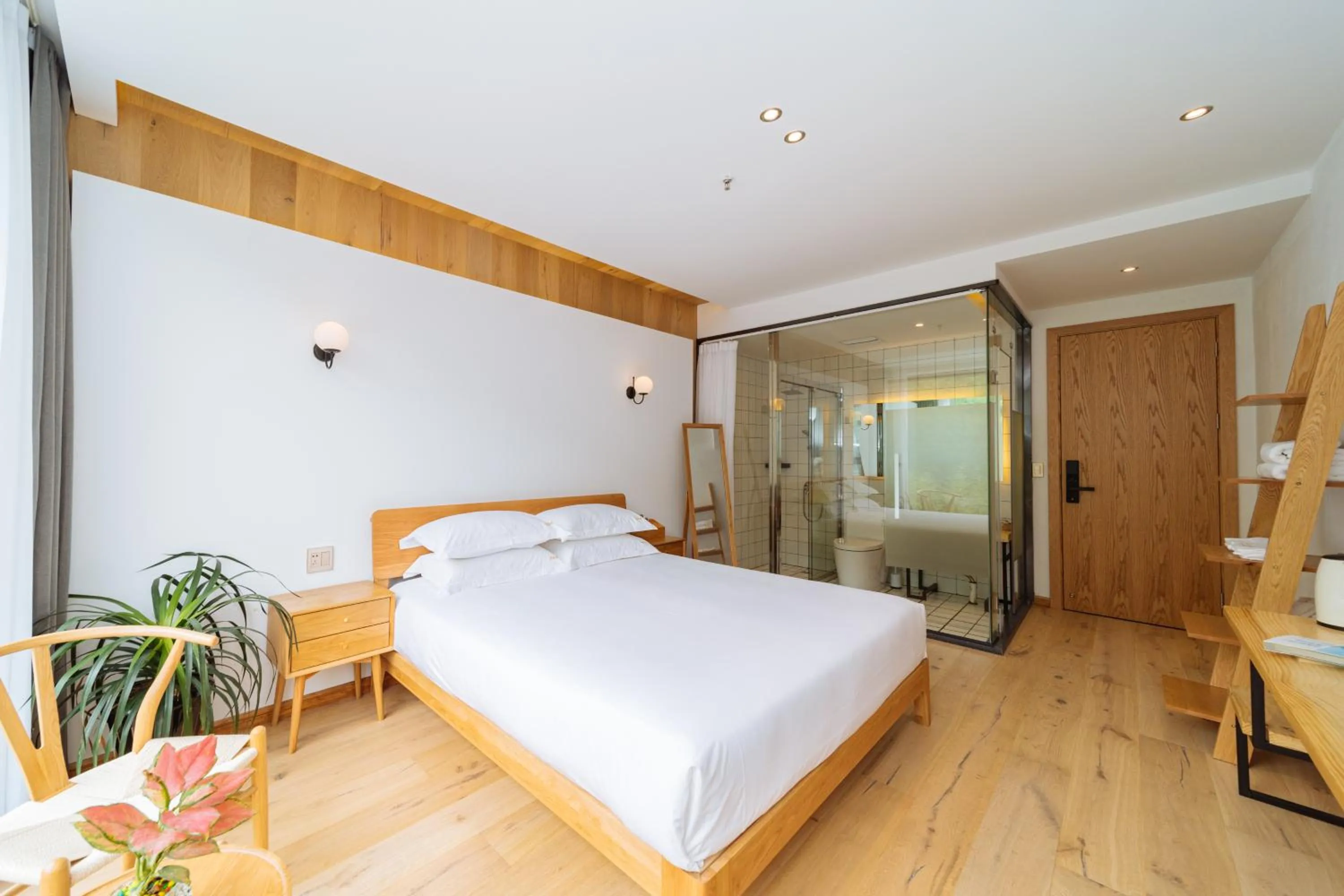 Photo of the whole room, Bed in Moganshan Pinhouwu Hotel